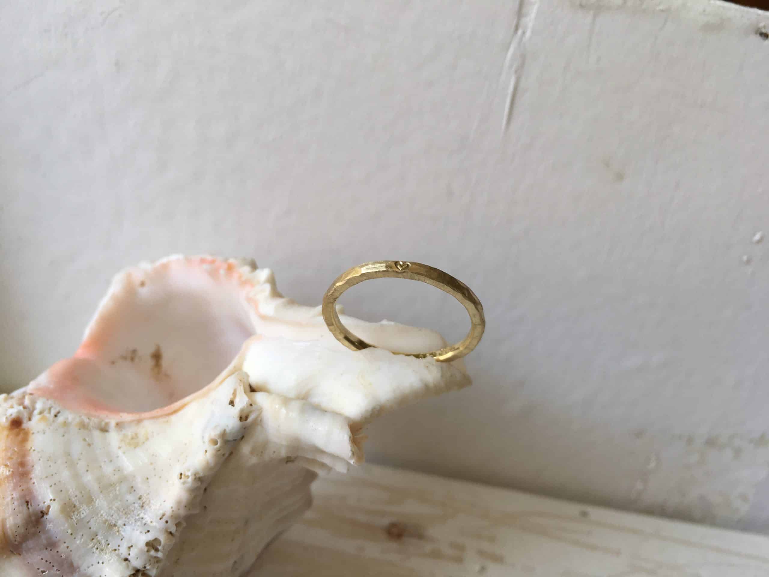 Schmaler Hammerschlagring mit Herz "Aridene" 7 Schmaler Hammerschlagring mit Herz "Aridene" – Bild 7