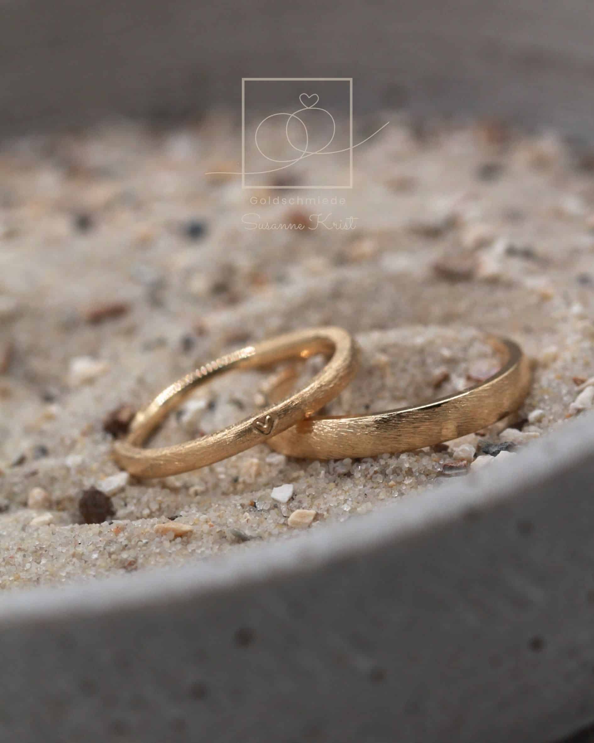 Dünne Trauringe mit Herz "Dünenherz" 1 Dünne Trauringe aus Gold mit Herz Dünenherz