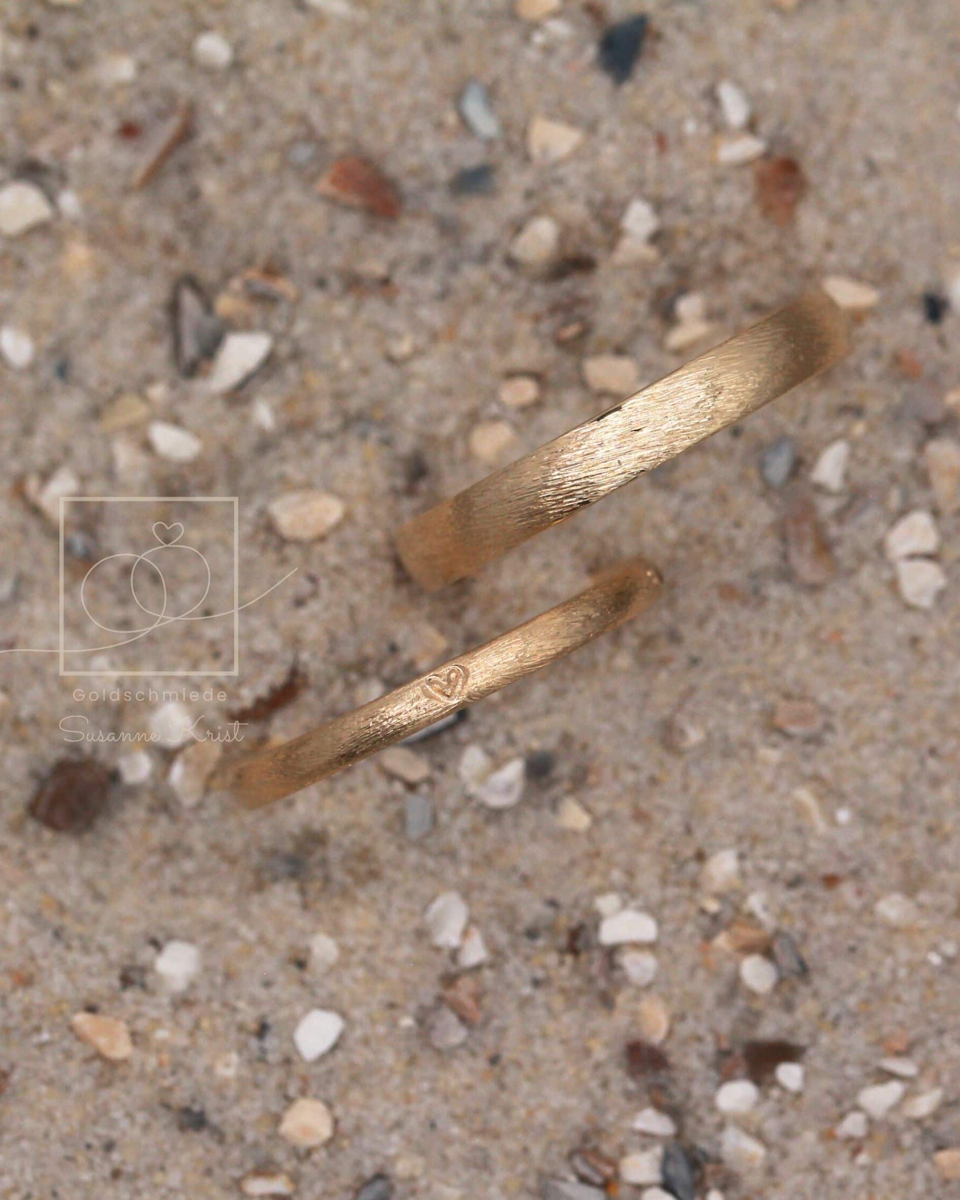 Dünne Trauringe mit Herz "Dünenherz" 3 Dünne Ringe aus Gold mit Herz bzw. dünne Trauringe vom Goldschmied