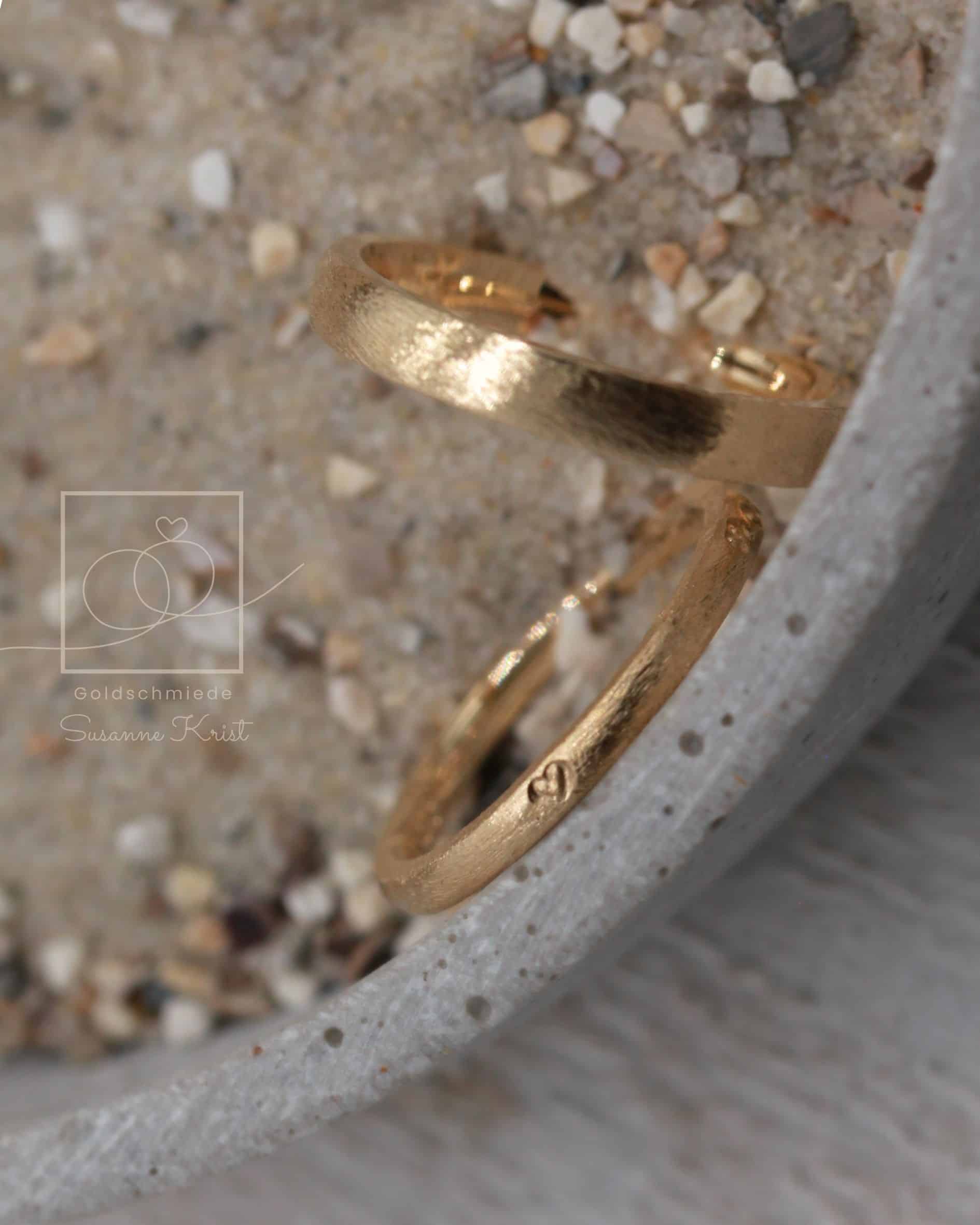 Dünne Trauringe mit Herz "Dünenherz" 10 Goldringe mit Herzchen schmal, Modell Dünenherz