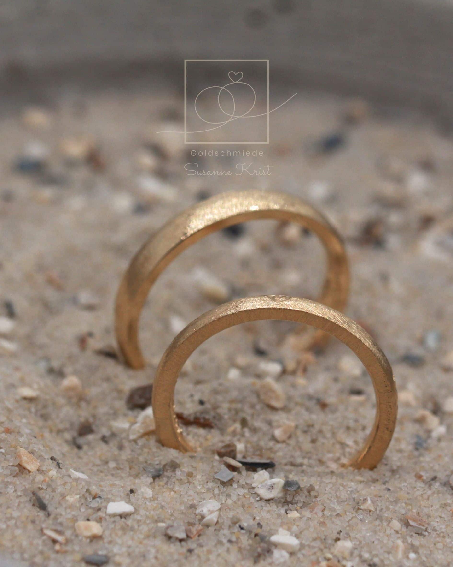 Dünne Trauringe mit Herz "Dünenherz" 4 Schmale und dünne Trauringe vom Goldschmied mit Herz, Dünenherz