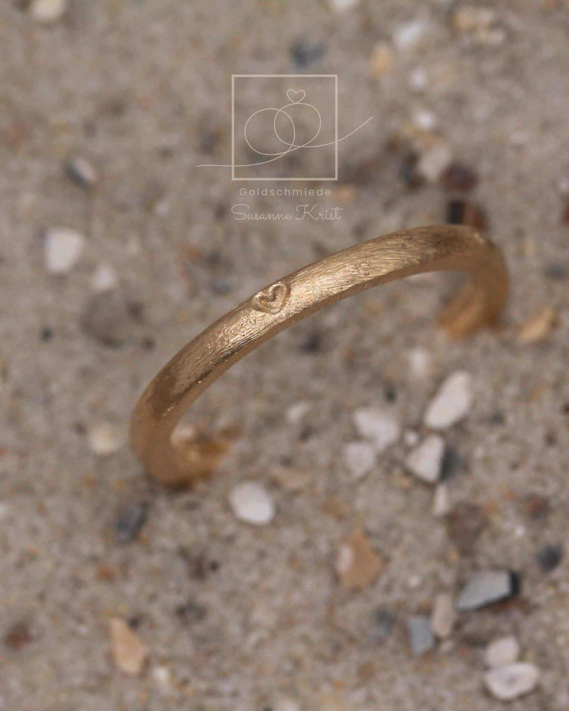 Dünne Trauringe mit Herz "Dünenherz" 11 Dünner Trauring aus Gold mit Herz Dünenherz