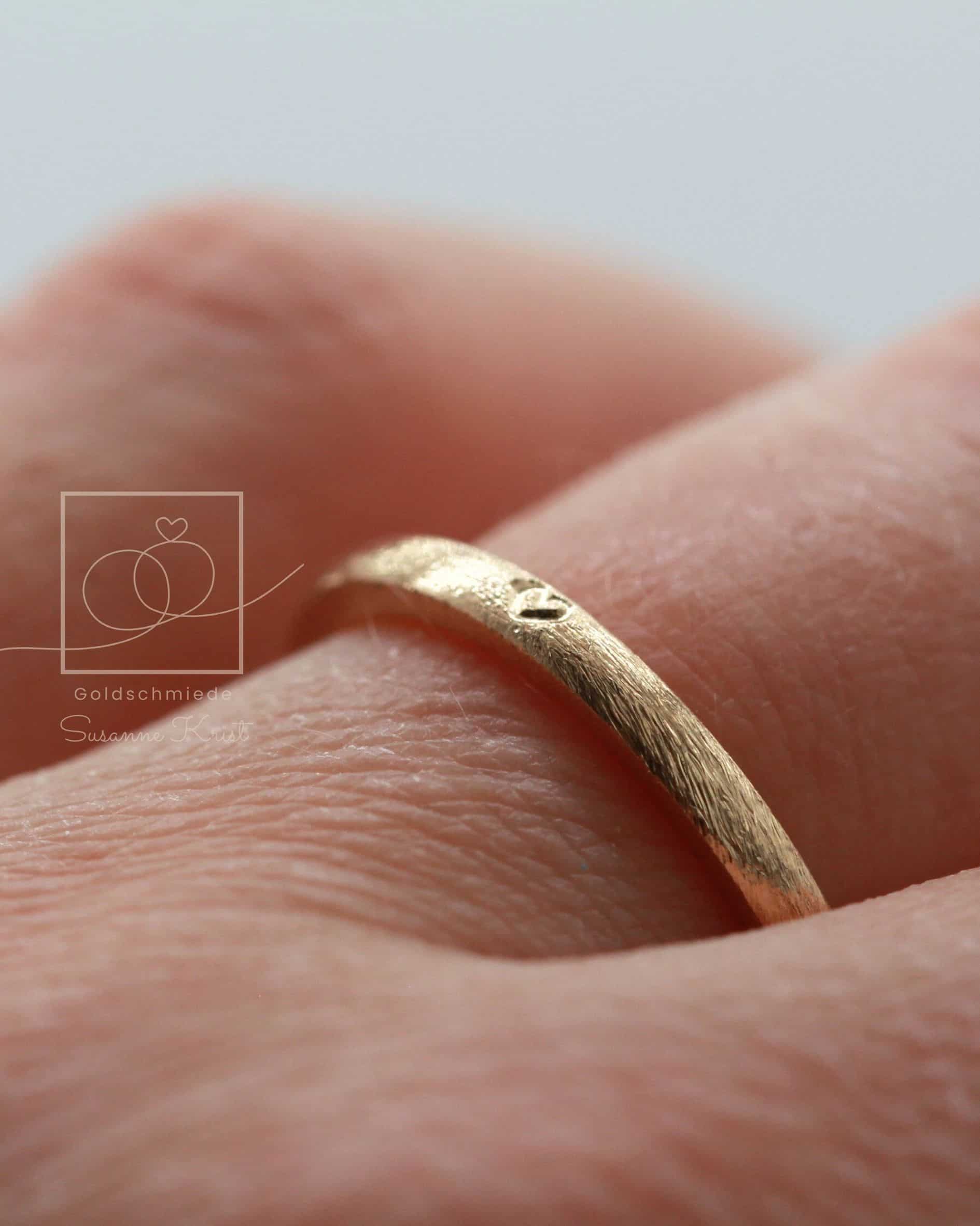 Dünne Trauringe mit Herz "Dünenherz" 5 Schmaler und dünner Goldring als Ehering mit Herz