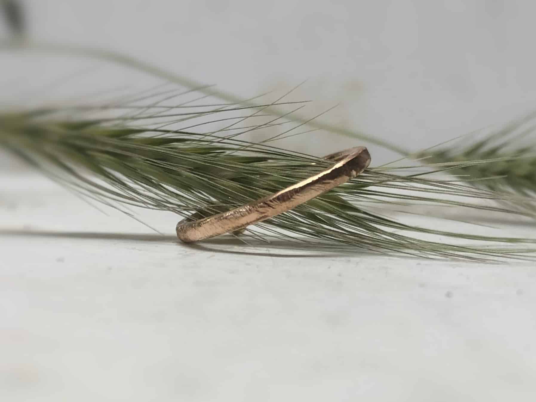 Rotgoldring mit Struktur "Amaltia 1" 2 Dünner Verlobungsring aus Rotgold Amaltia