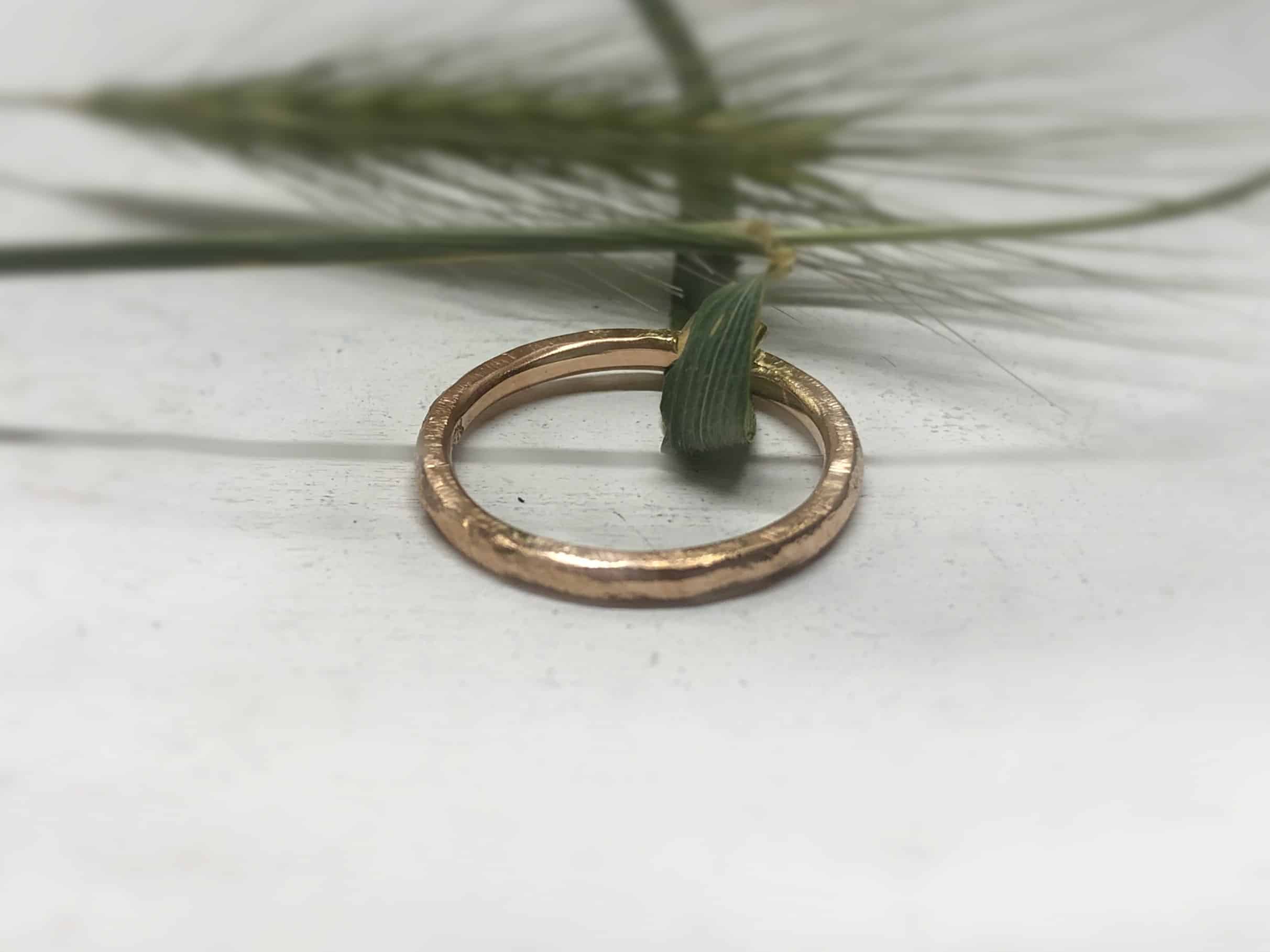 Rotgoldring mit Struktur "Amaltia 1" 3 Gehämmerter Verlobungsring aus Rotgold schmal Amaltia