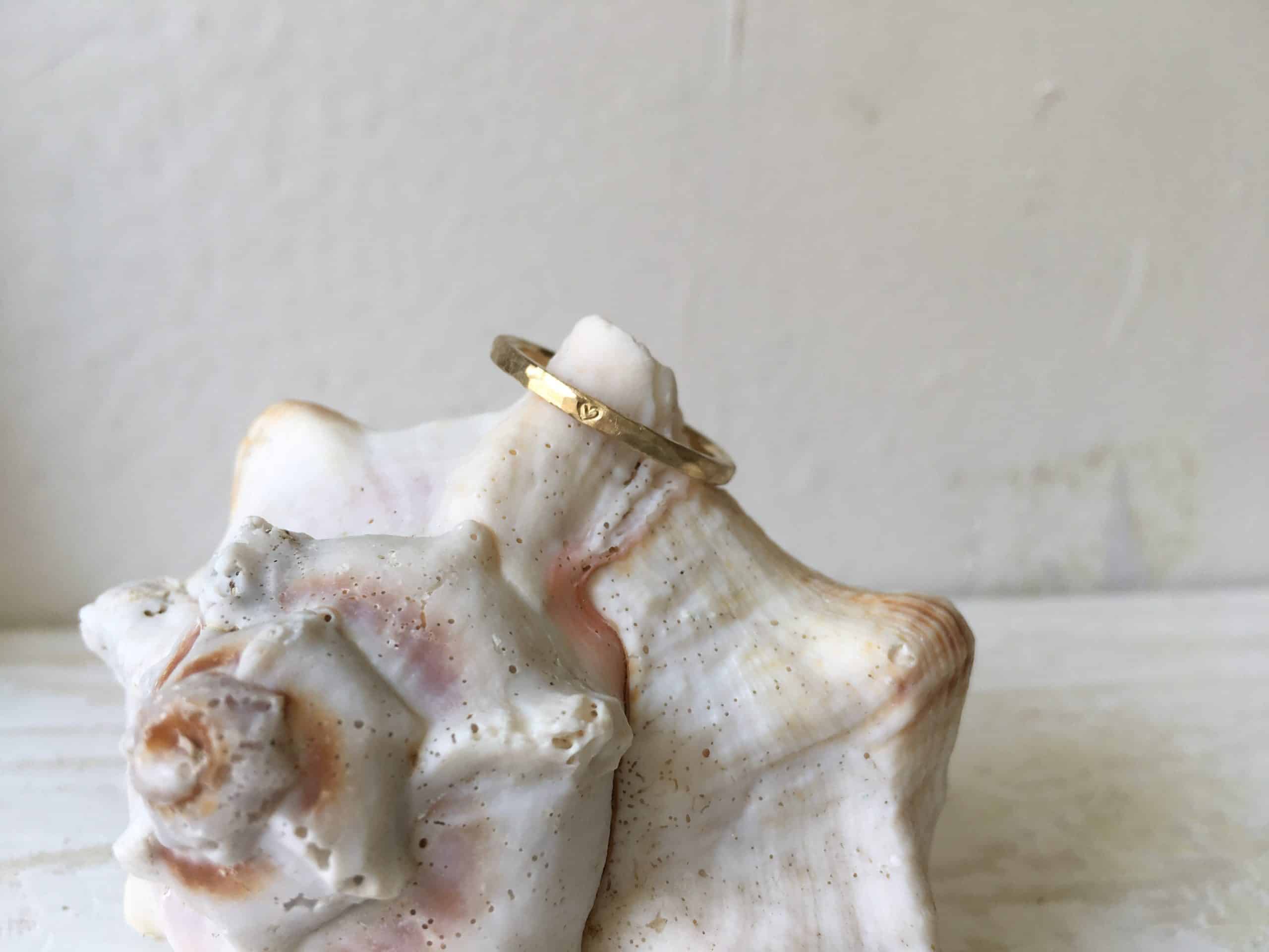 Schmaler Hammerschlagring mit Herz "Aridene" 9 Schmaler Hammerschlagring mit Herz "Aridene" – Bild 10