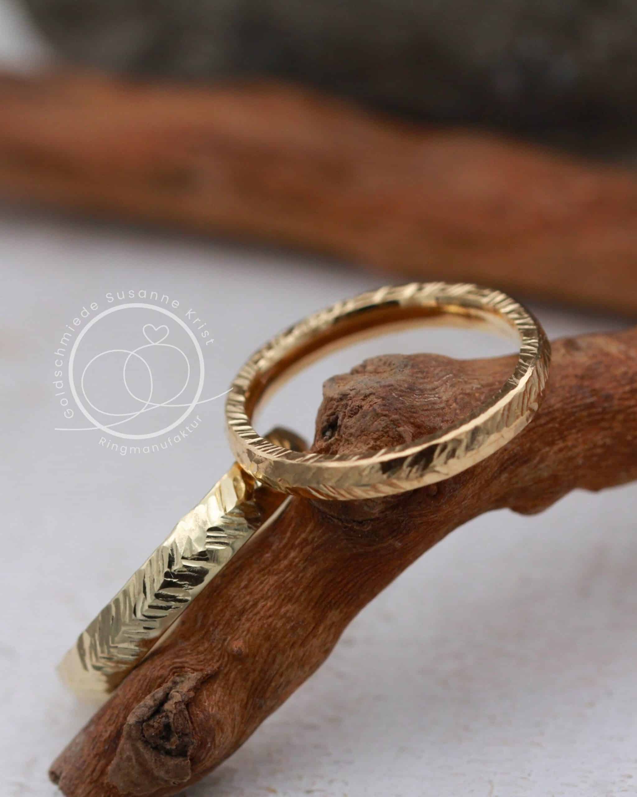 Ringe mit Blattmuster "Blattwerk" 7 Geschmiedete Trauringe mit Blattmuster Gold
