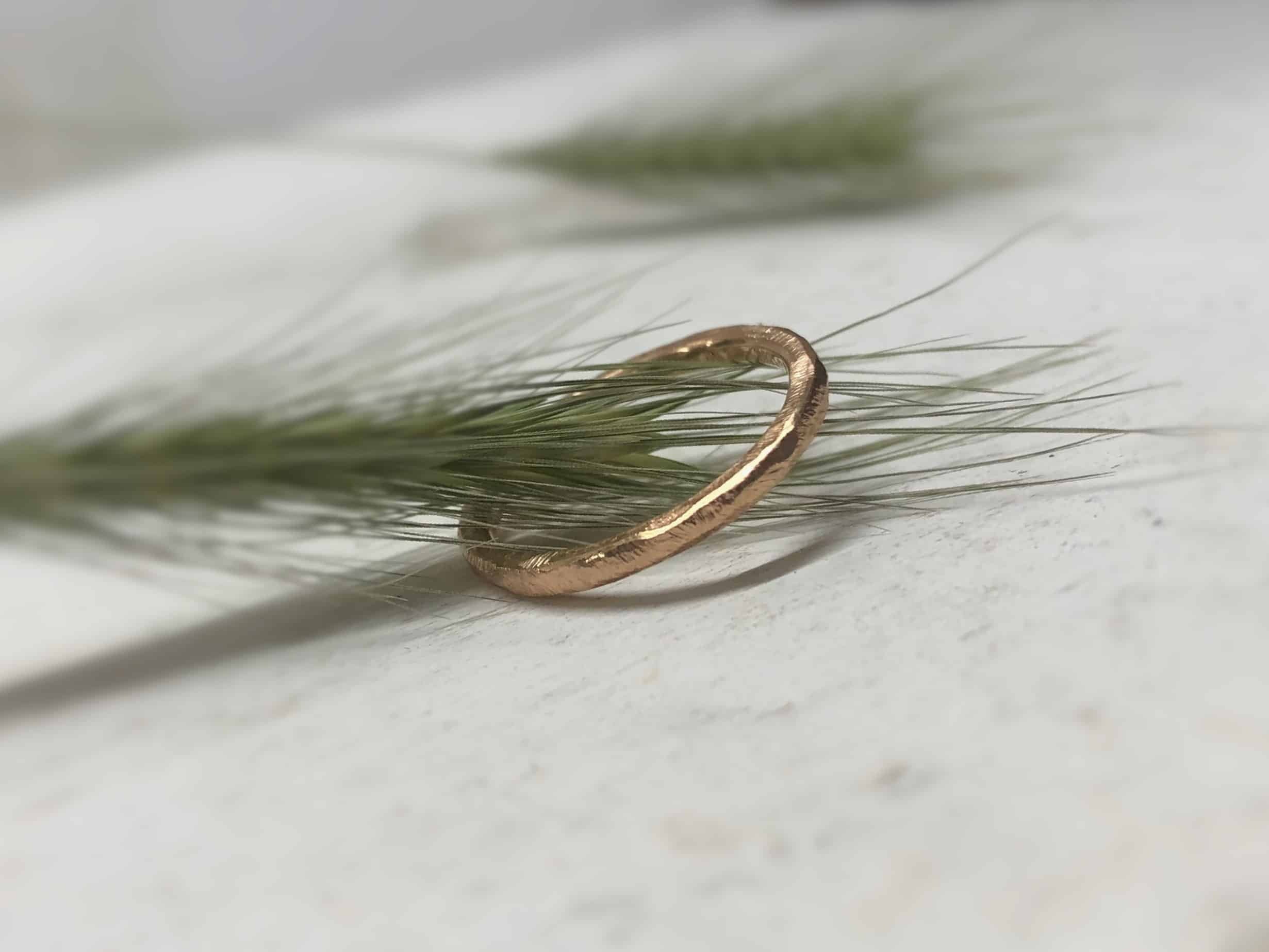 Rotgoldring mit Struktur "Amaltia 1" 4 Geschmiedeter Verlobungsring aus Rotgold Amaltia