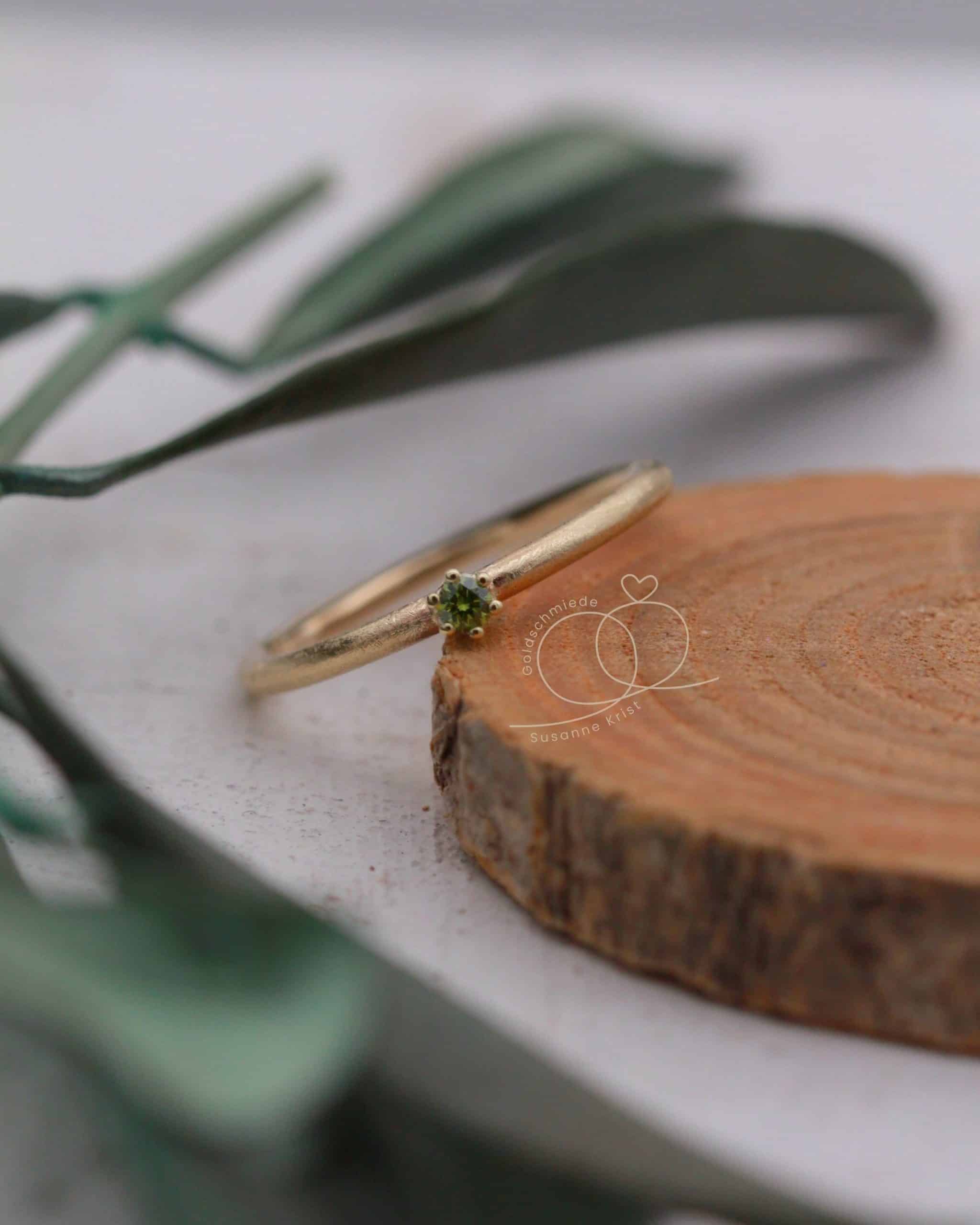 Ring grüner Stein "Fini Oliv" 11 Gold Ring grüner Stein Fini Oliv als nachhaltiger Verlobungsring