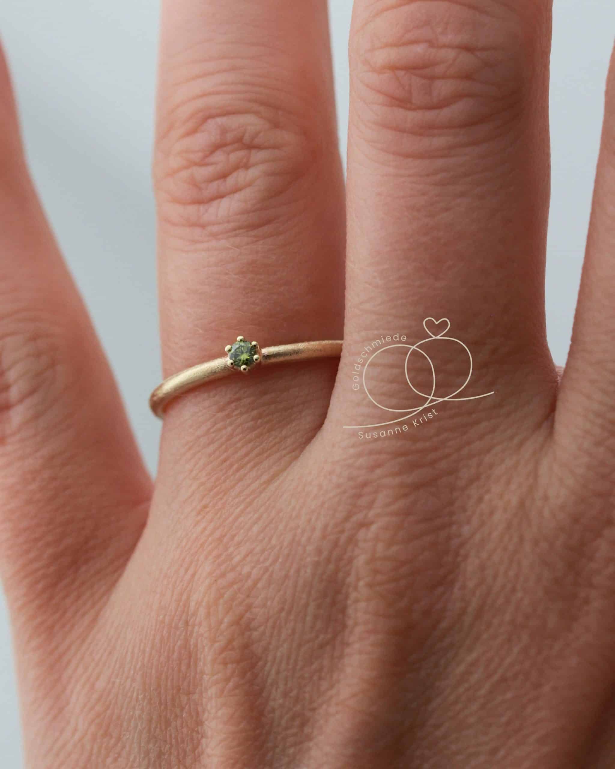 Ring grüner Stein "Fini Oliv" 5 Goldring grüner Stein Fini Oliv am Finger