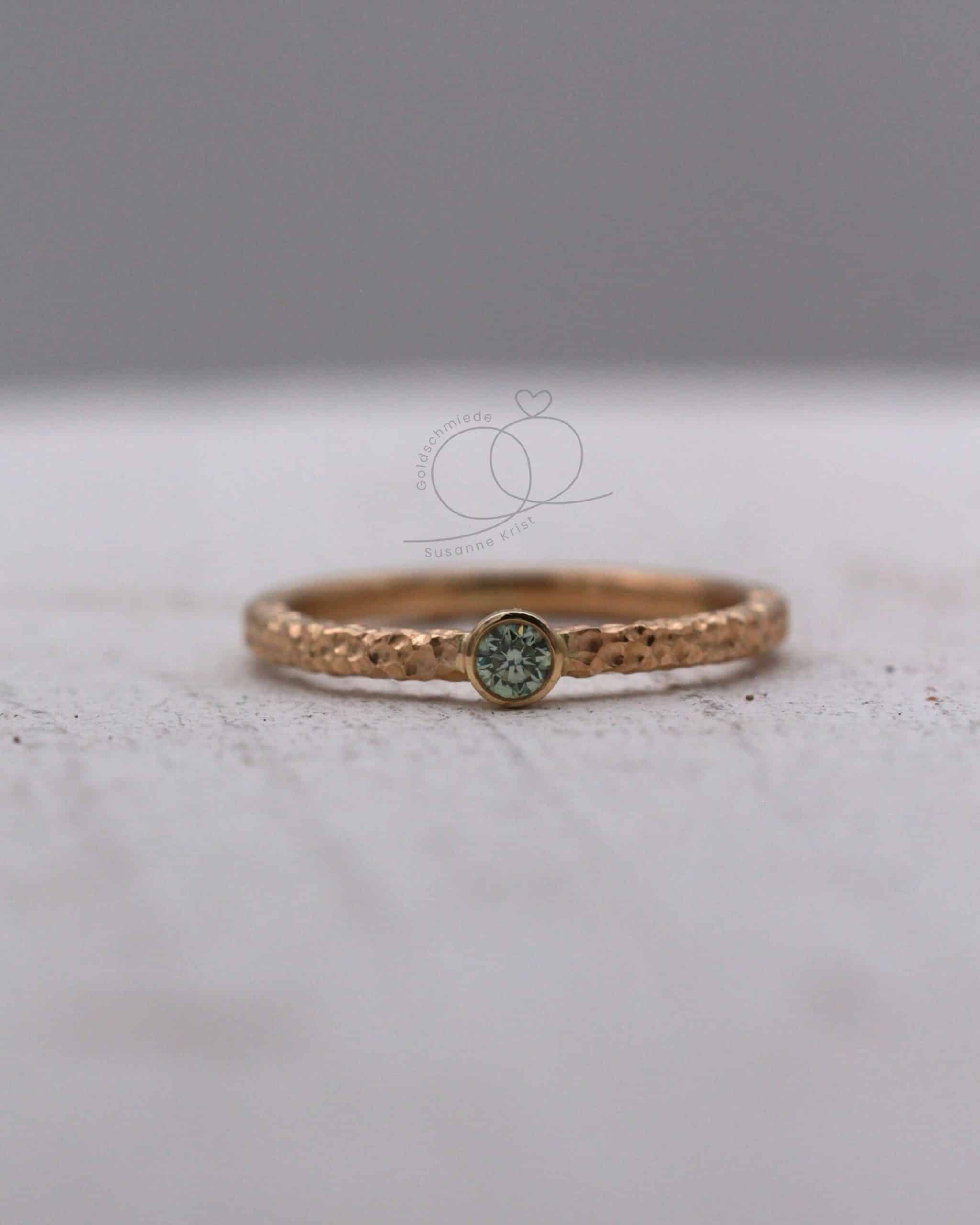 Ring hellgrüner Stein "Linda" 11 Goldring hellgrüner Stein Linda nachhaltiges Gold