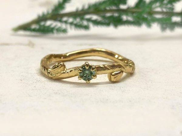 Florale Verlobungsringe 12 Goldring mit Blättern und grünem Stein Verdea