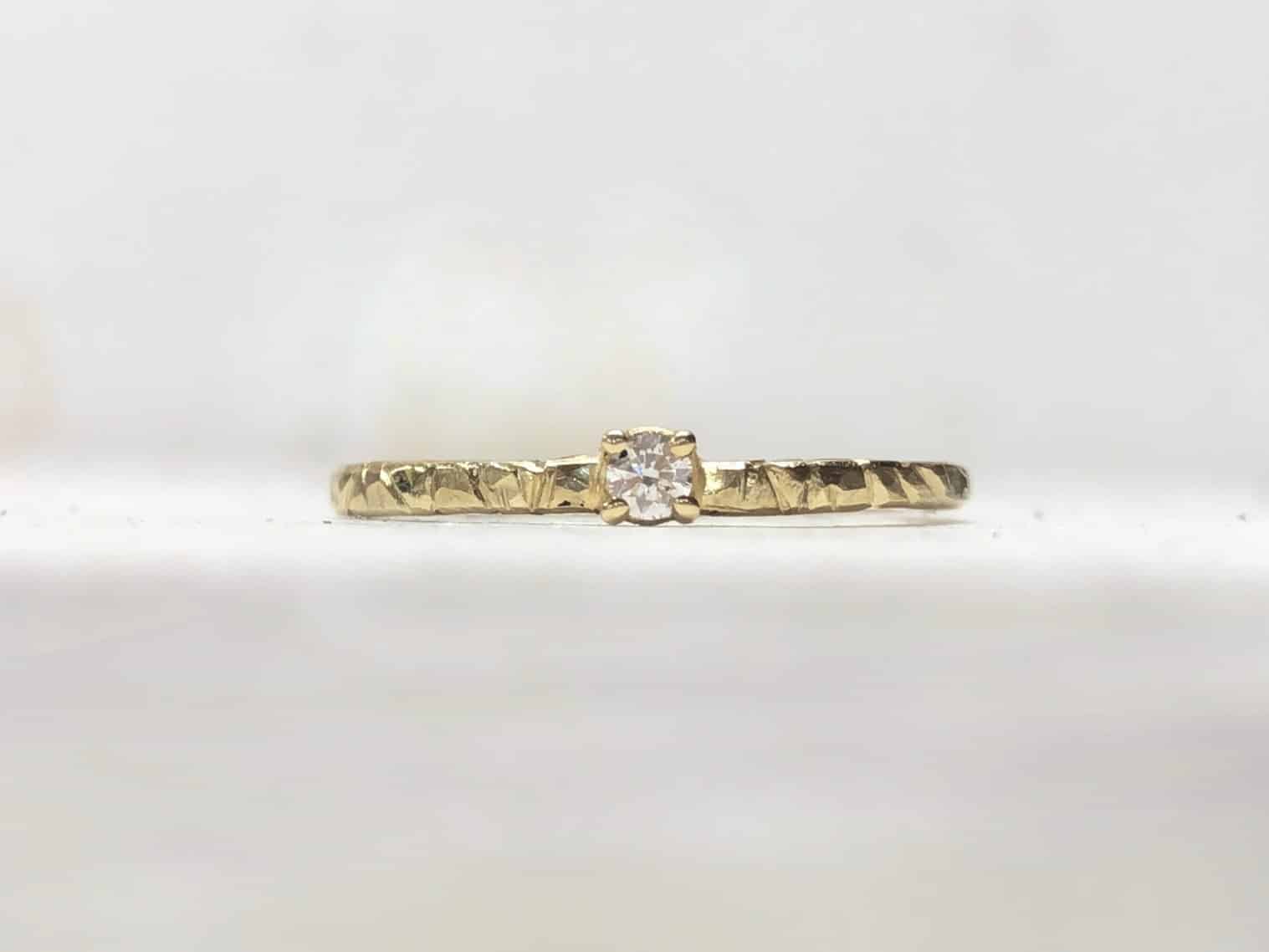 Verlobungsring mit Kerben "Ligni" 1 Goldverlobungsring mit Kerben und Stein Ligni