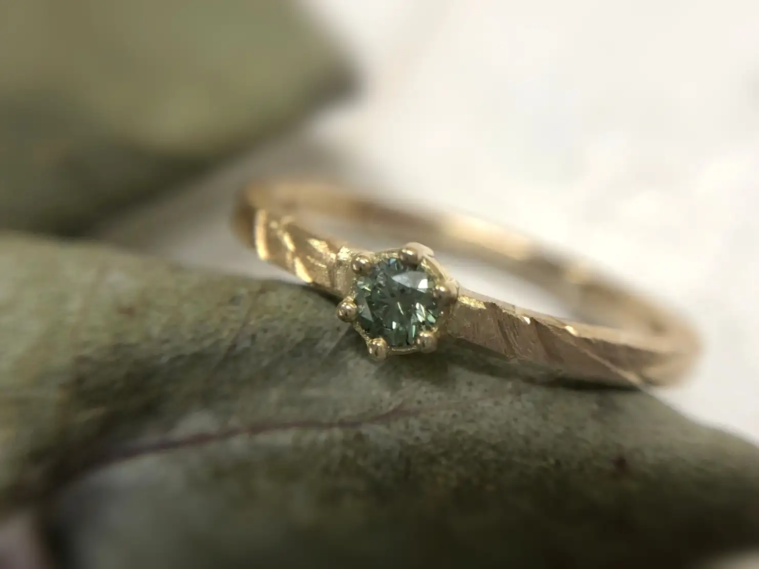 Rosegoldring mit grünem Stein "Linn 1" 2 Grüner Diamantring bzw. Rosegoldring Linn