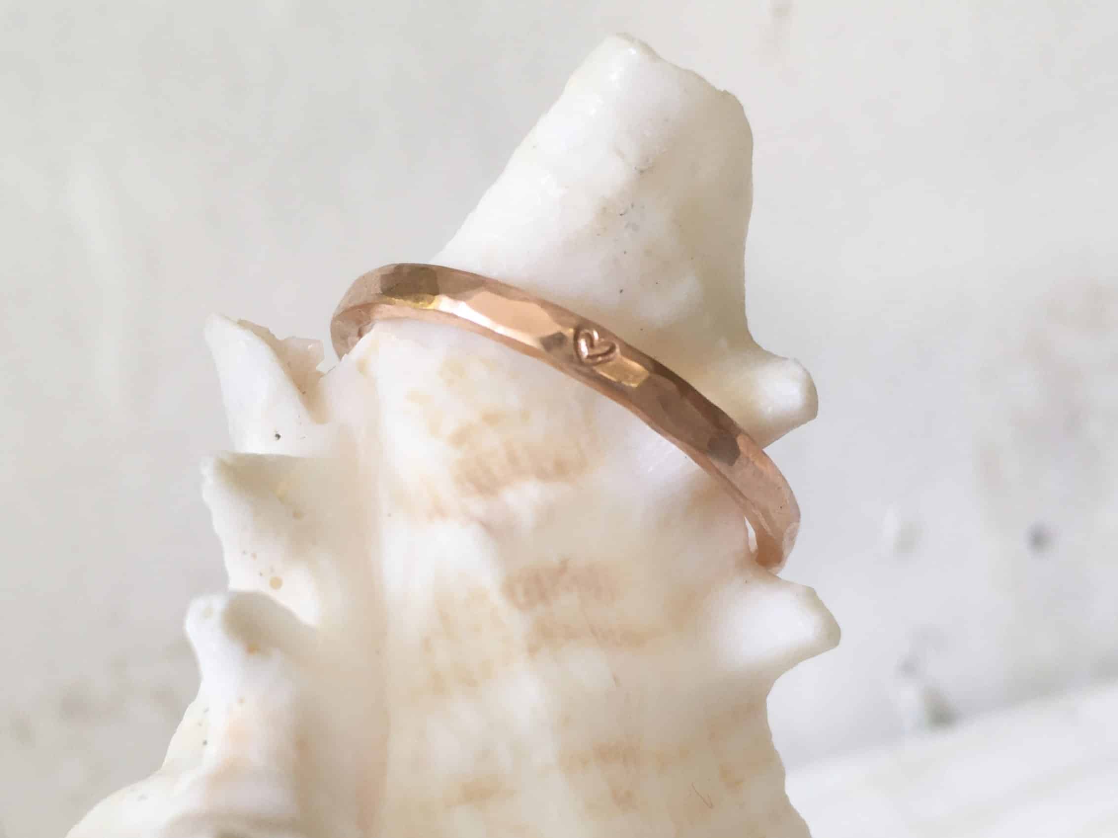 Hammerschlagring aus Rotgold "Eosya" 2 Geschmiedeter Verlobungsring aus Rotgold mit Herz Eosya