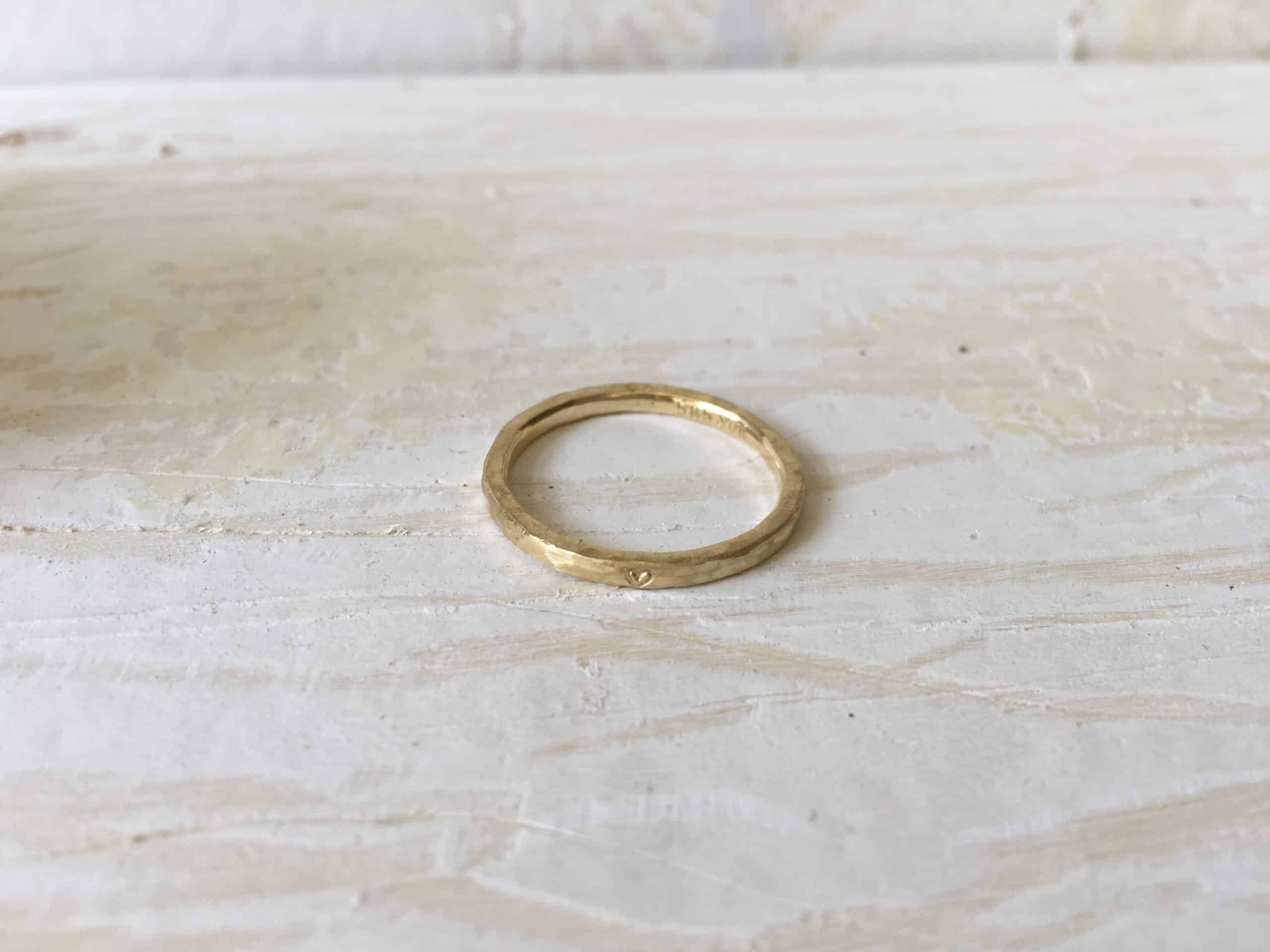 Schmaler Hammerschlagring mit Herz "Aridene" 8 Schmaler Hammerschlagring mit Herz "Aridene" – Bild 8