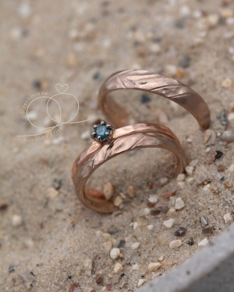 Homepage 5 Haselnussgold Ringe kaufen mit starker Struktur Geheime Bucht, dazu Rotgoldring mit blauem Stein