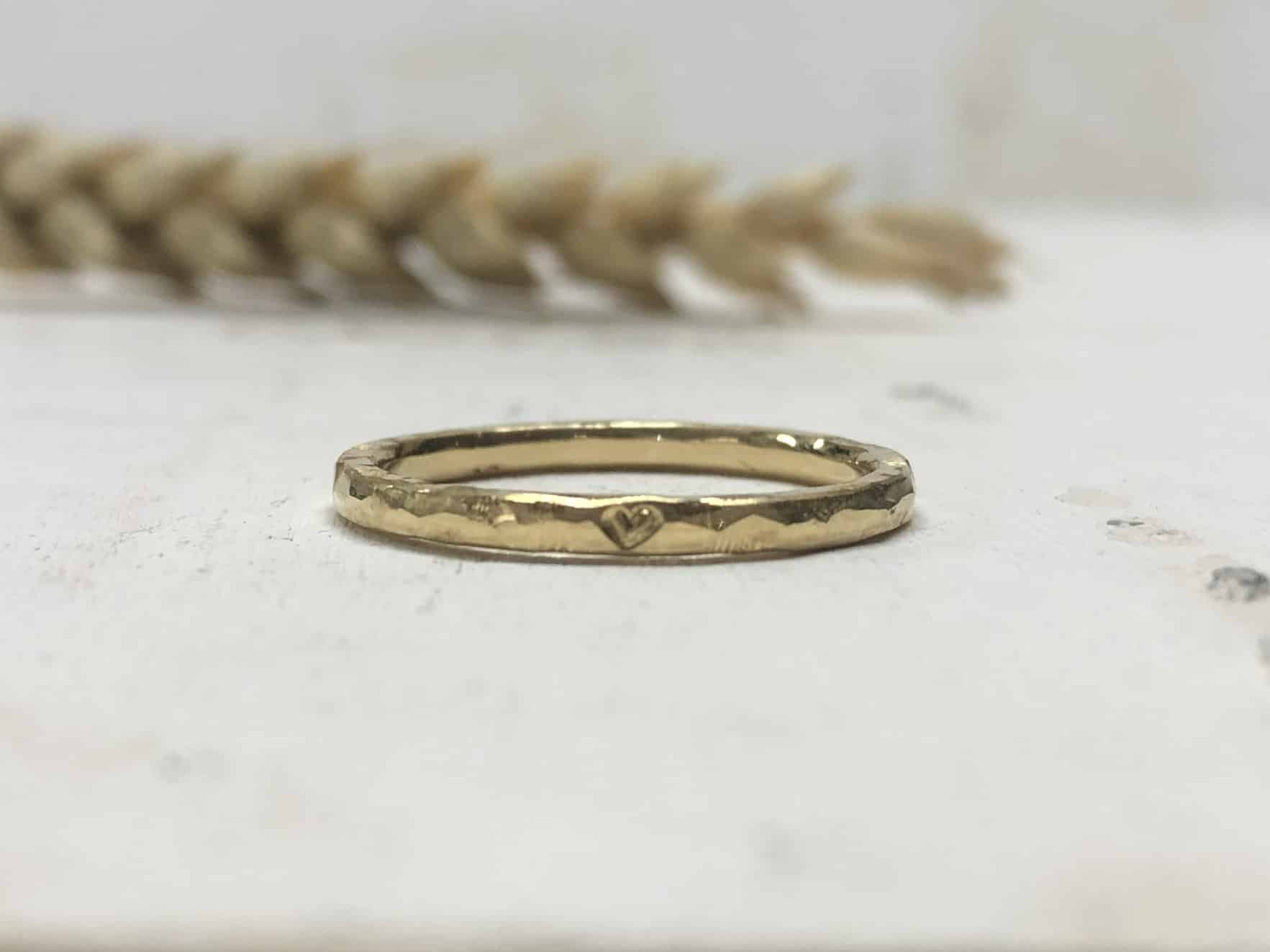 Schmaler Hammerschlagring mit Herz "Aridene" 2 Herzverlobungsring aus Gold mit Hammerschlag Aridene