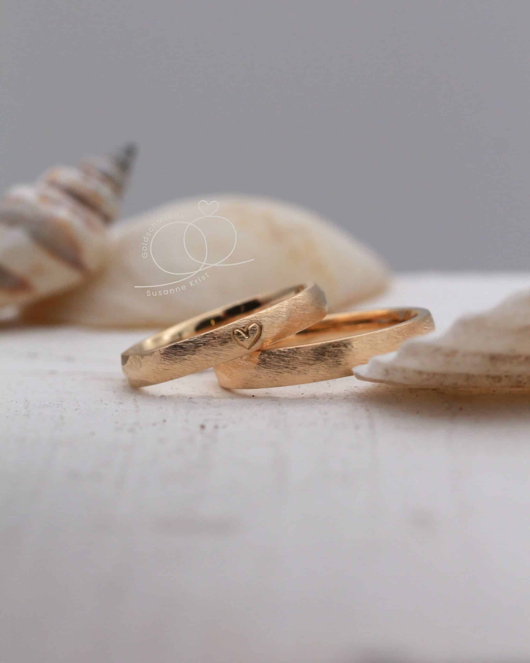 Herztrauringe Gold "Strandliebe" 5 Goldene Herzringe mit Muster