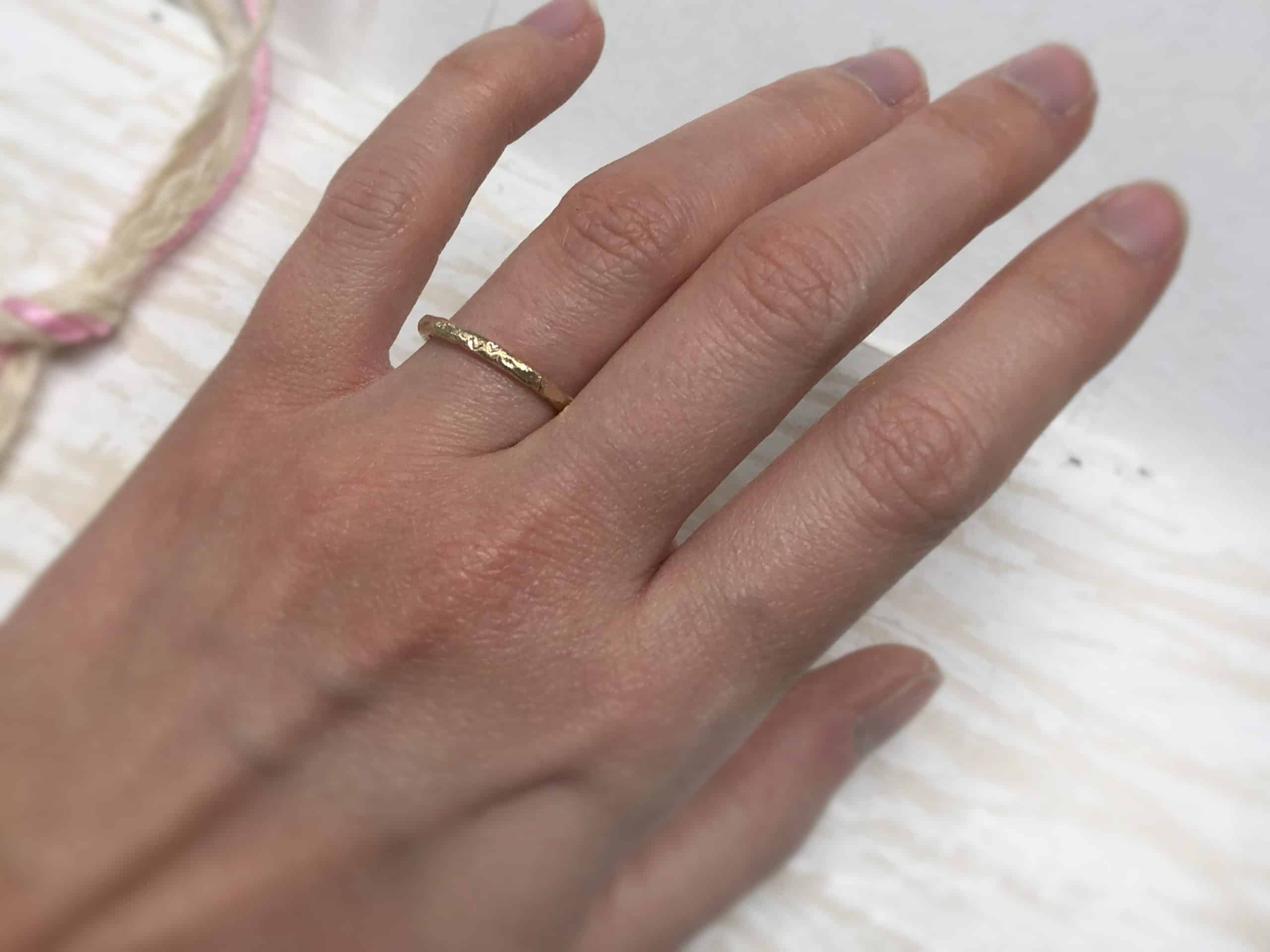 Rosegoldring mit zwei Herzen "Juventi" 4 Herzverlobungsring aus Rosegold an der Hand Juventi