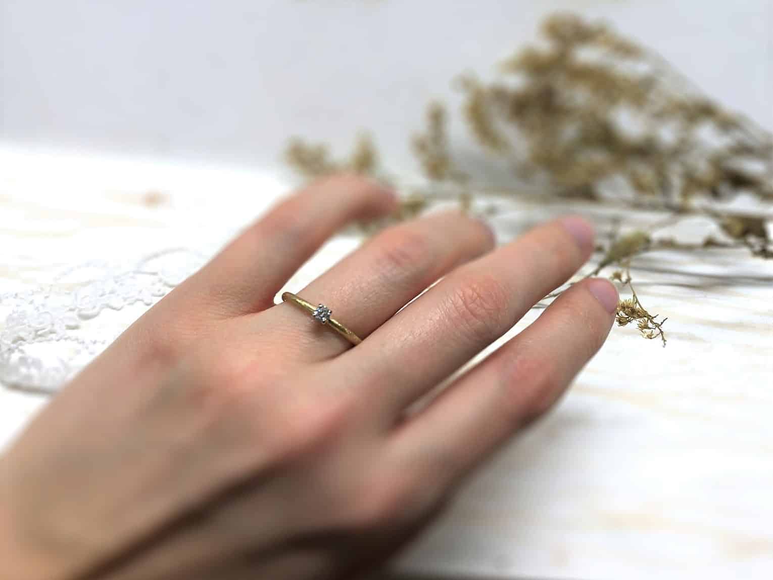 Klassischer Verlobungsring mit grauem Stein "Simeona" 6 Matter Verlobungsring mit Salt n Pepper an der Hand Simeona