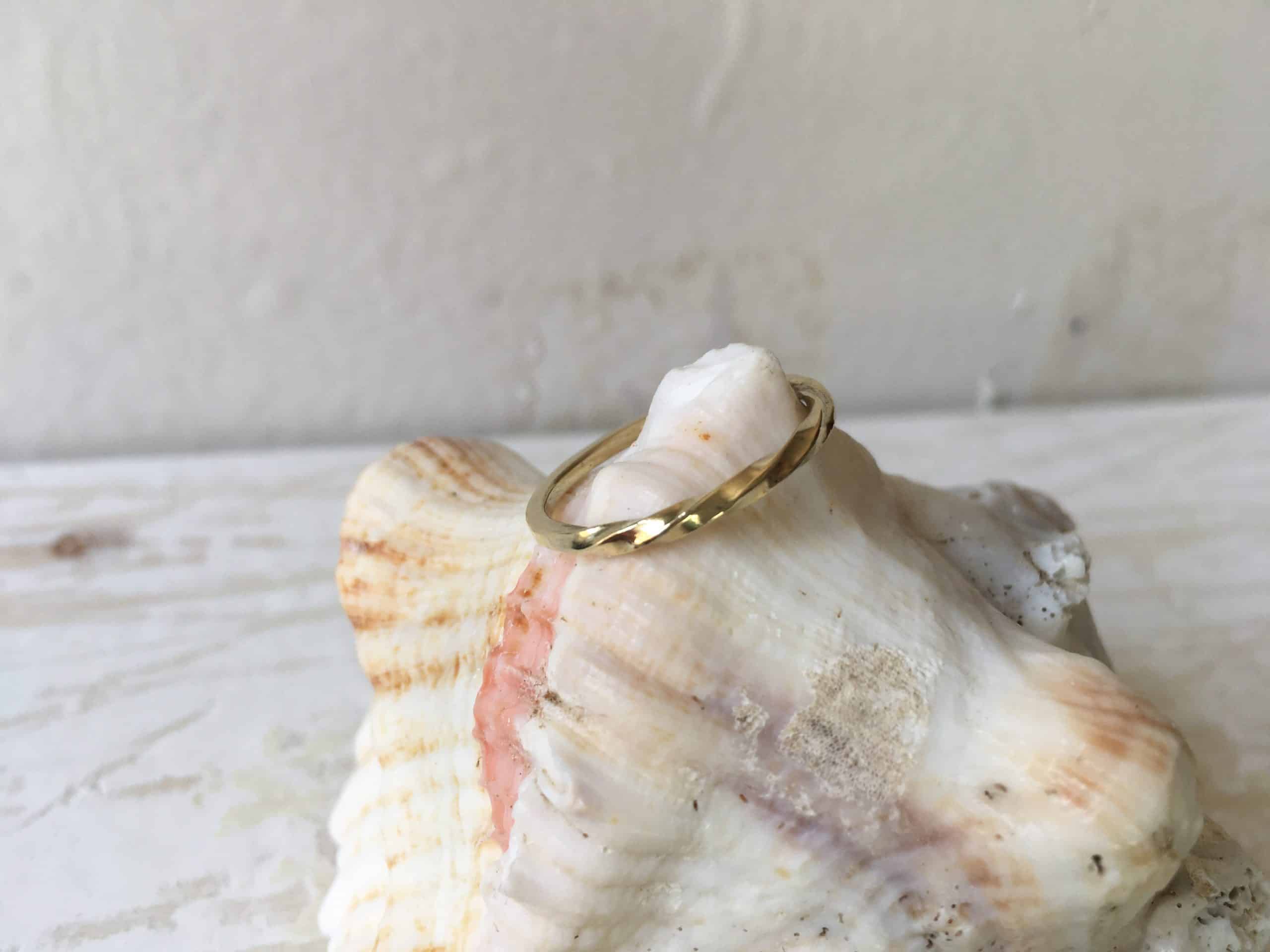 Schmaler Möbiusring aus Gold "Parthenea 2" 1 Schmaler Möbiusring aus Gold "Parthenea 2"