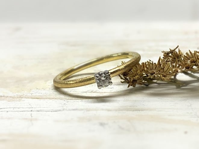 Klassischer Verlobungsring mit grauem Stein "Simeona" 2 Matter Verlobungsring mit Stein oben drauf Simeona