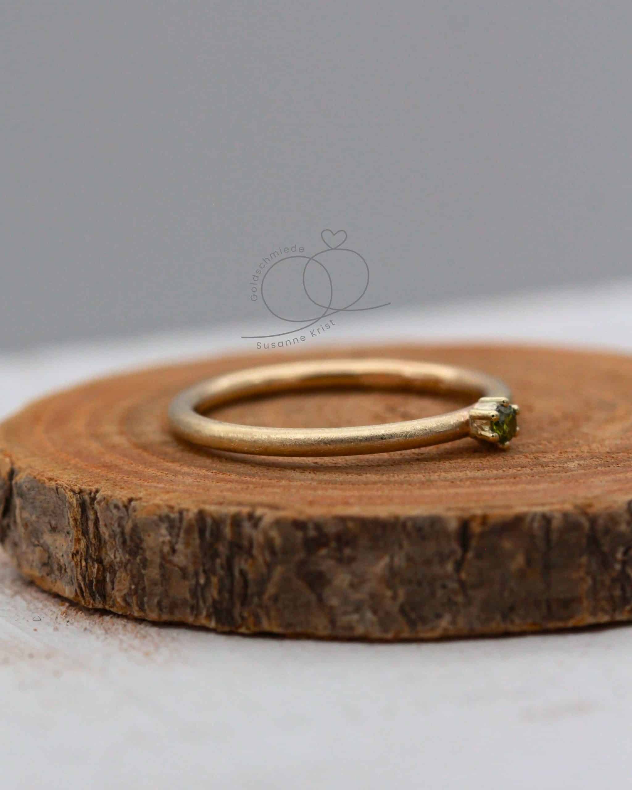 Ring grüner Stein "Fini Oliv" 12 Nachhaltiger Verlobungsring grüner Stein Fini Oliv