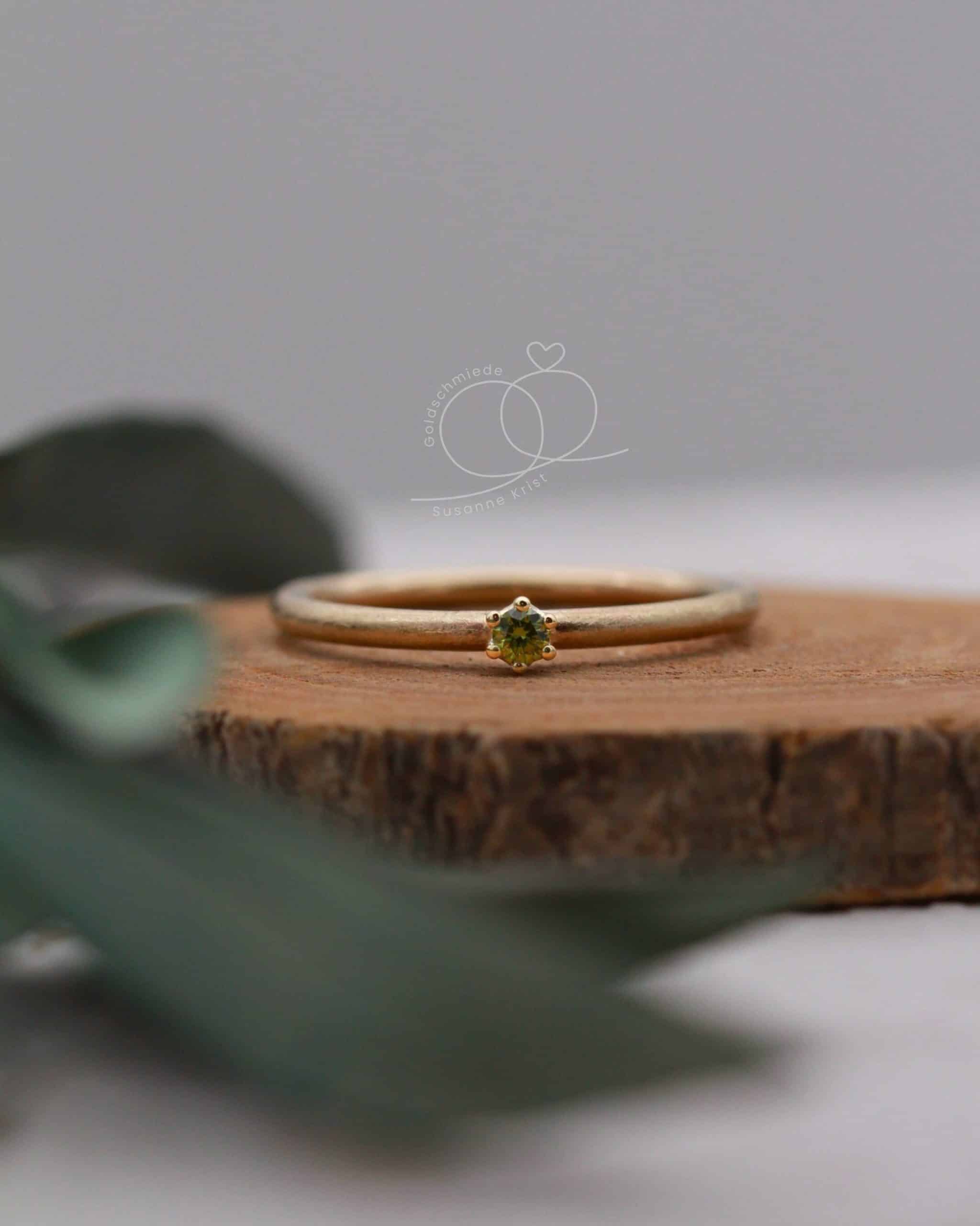 Ring grüner Stein "Fini Oliv" 8 Schlichter Ring grüner Stein als Verlobungsring Fini Oliv