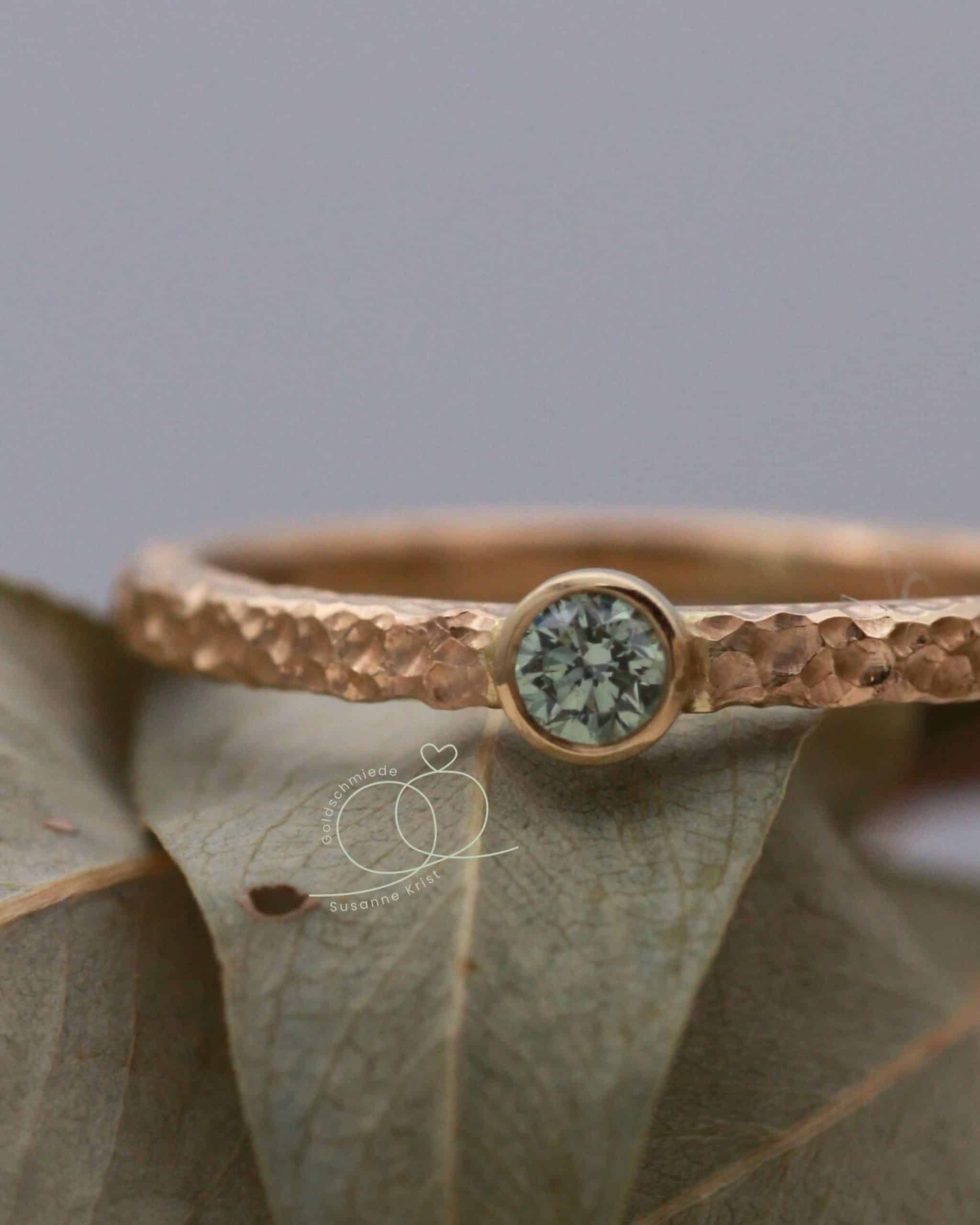 Ring hellgrüner Stein "Linda" 7 Ring grüner Stein Linda vom Goldschmied aus nachhaltigem Gold