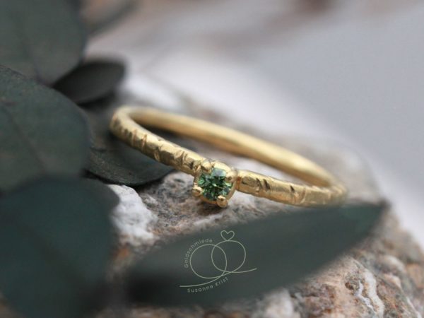 Florale Verlobungsringe 3 Ring mit Naturoptik als Verlobungsring grüner Stein Lignessi