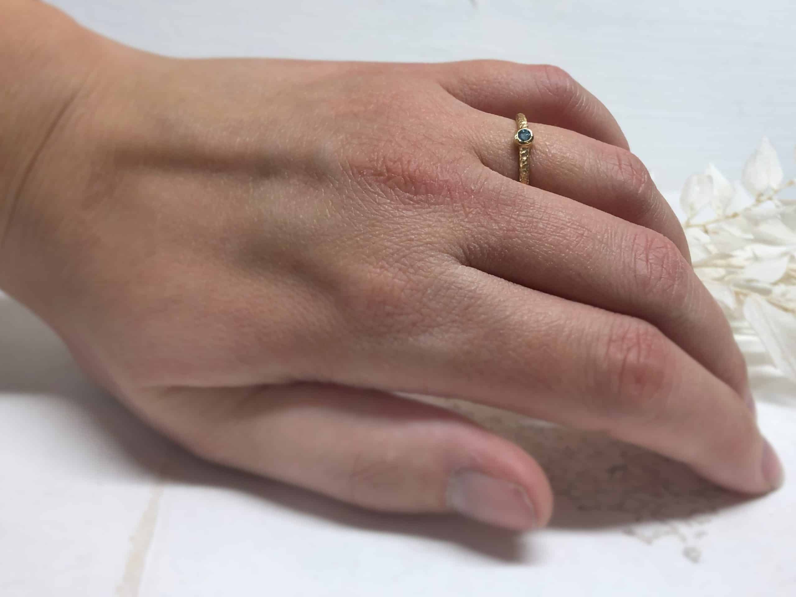 Rosegoldring mit blauem Stein "Thetes 2" 8 Rosegoldring mit blauem Stein auf der Haut Thetes 2