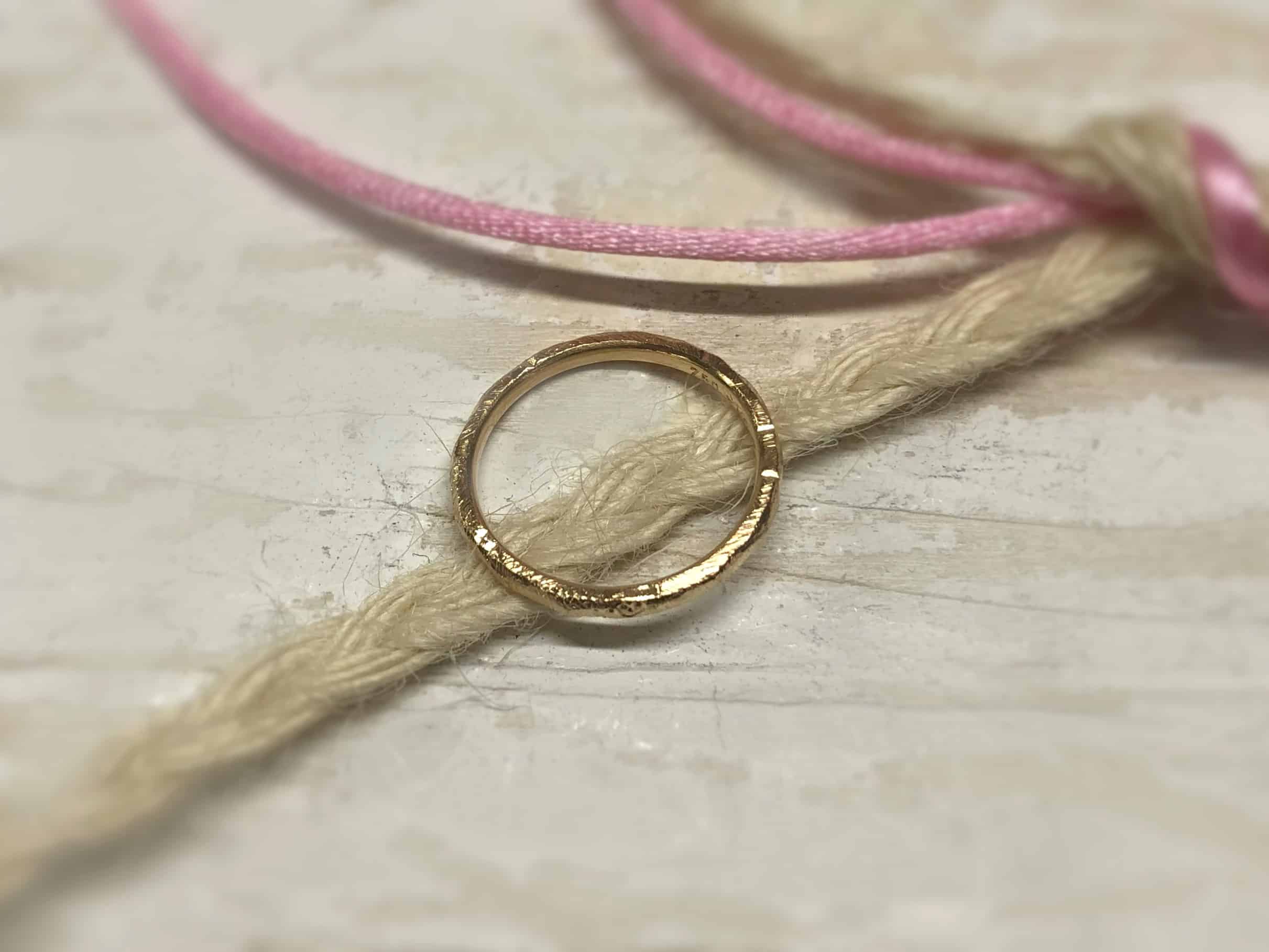 Rosegoldring mit zwei Herzen "Juventi" 3 Rosegoldring mit Facetten und Herzchen Juventi