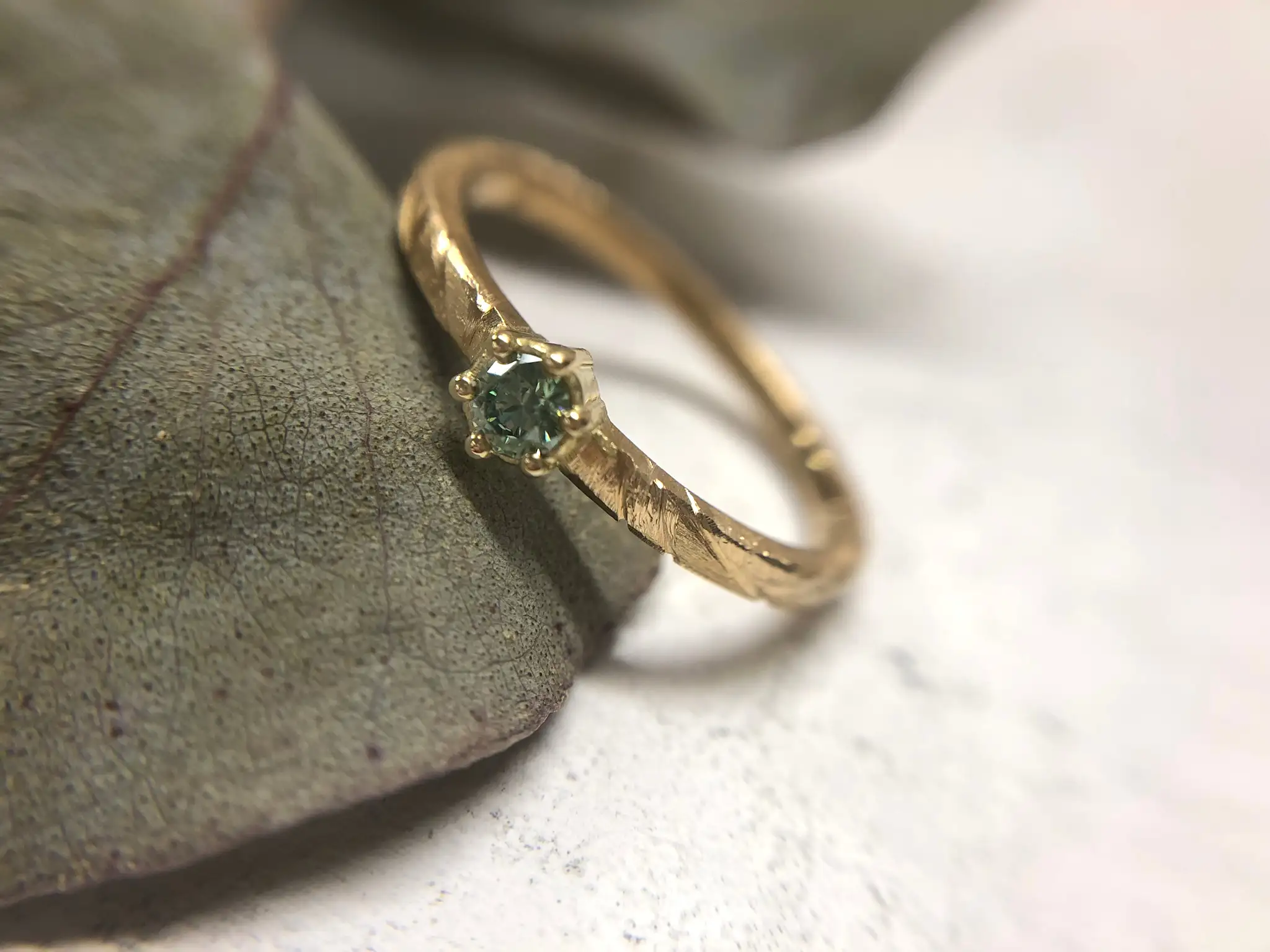 Rosegoldring mit grünem Stein "Linn 1" 8 Rosegoldring mit grünem Stein als Verlobungsring Linn