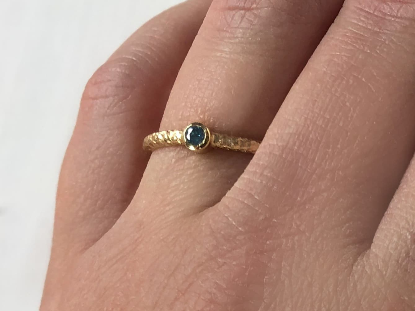 Rosegoldring mit blauem Stein "Thetes 2" 6 Rosefarbener Verlobungsring mit blauem Stein Thetes 2 am Ringfinger