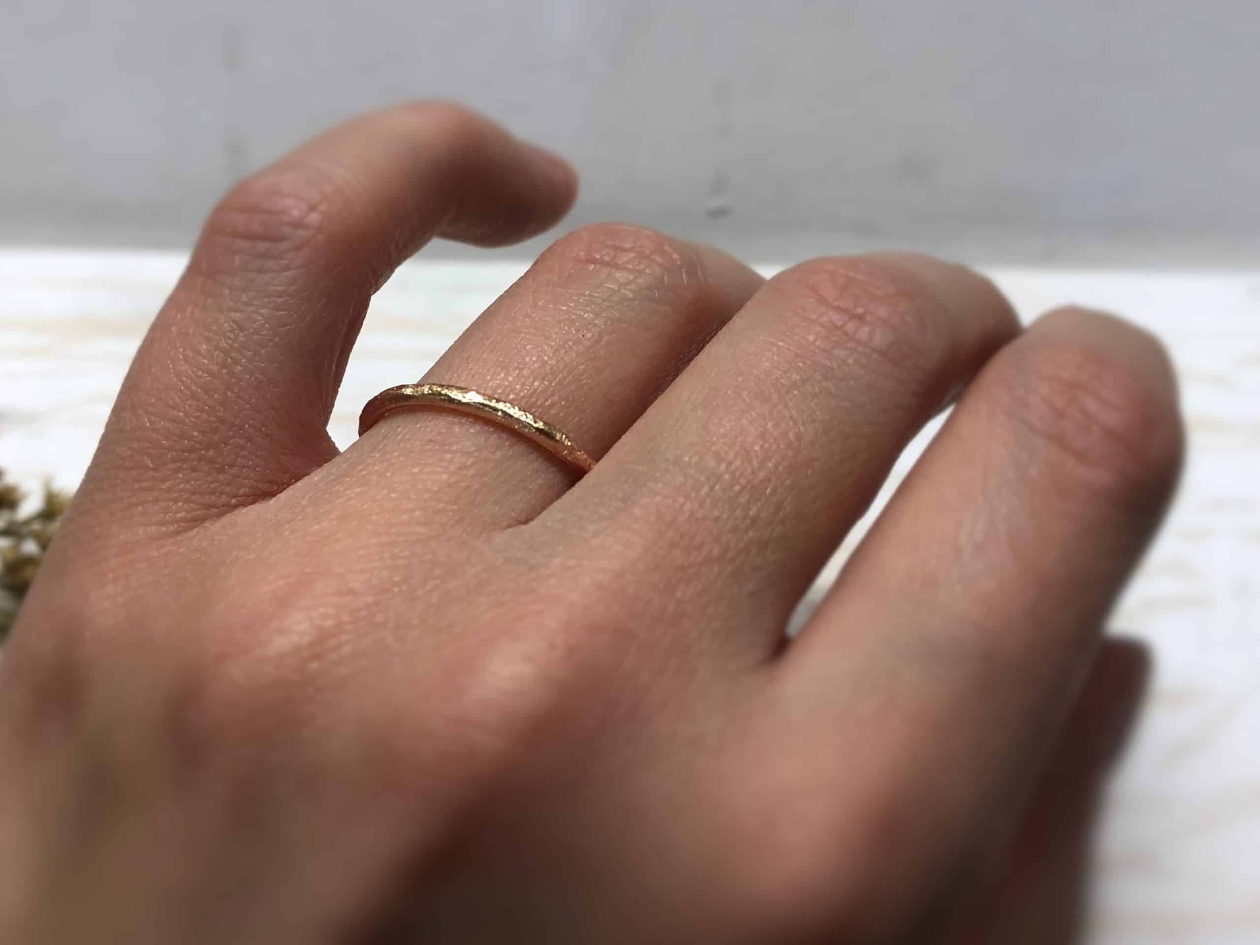 Rotgoldring mit Struktur "Amaltia 1" 5 Roter Verlobungsring mit Struktur Amaltia an der Hand