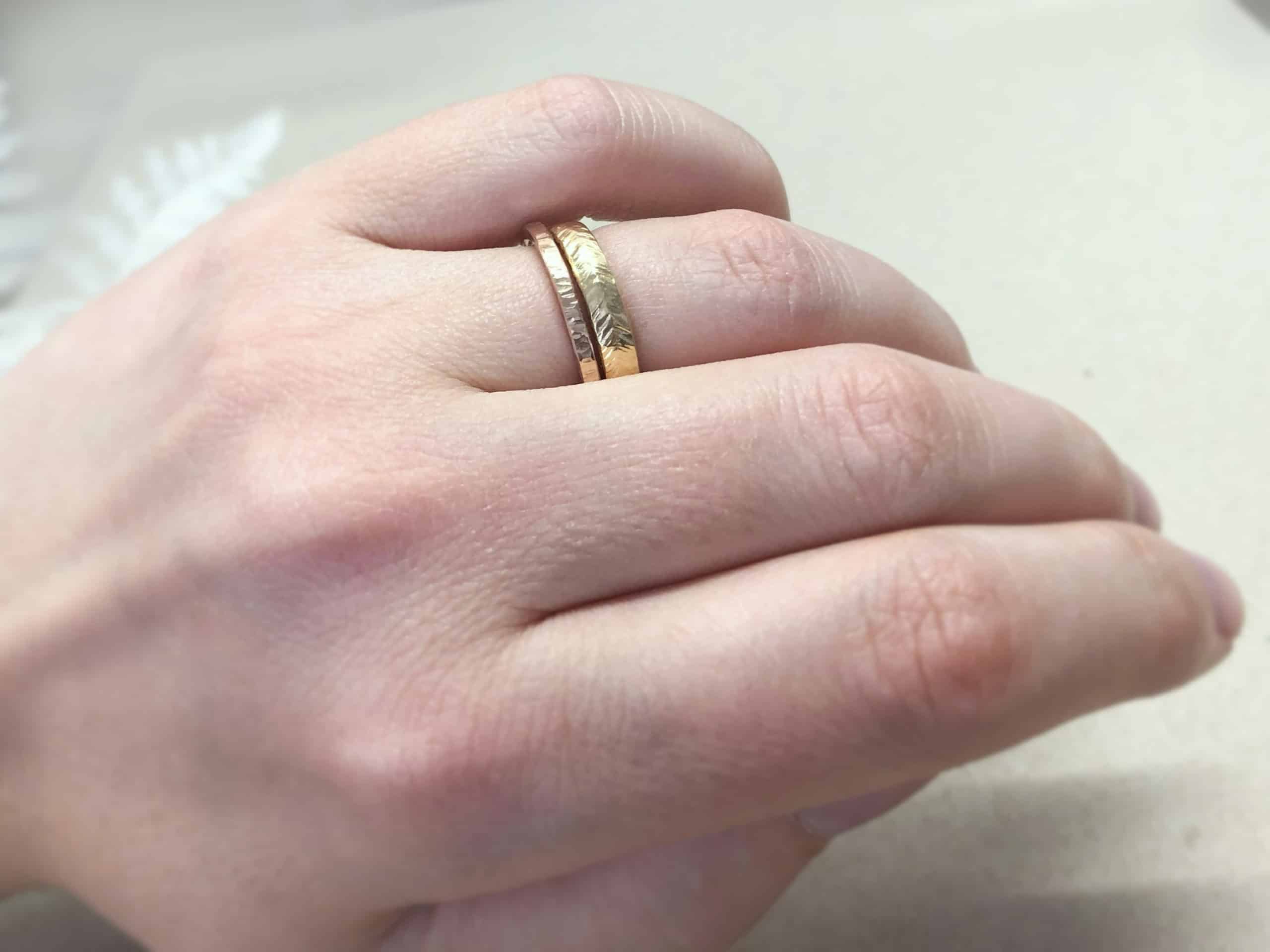 Rotgoldverlobungsring mit Baummuster "Irides 1" 9 Roter Vorsteckring mit Baumrindemuster Irides am Ehering angesteckt