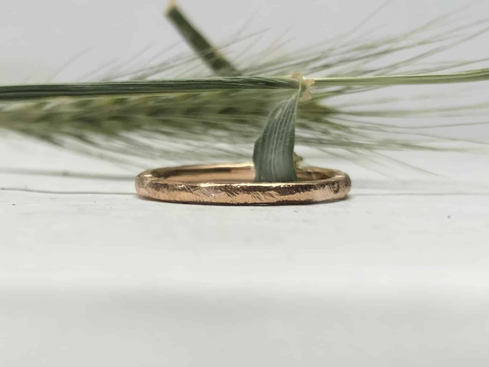 Rotgoldring mit Struktur "Amaltia 1" 1 Rotgoldring mit Struktur Amaltia