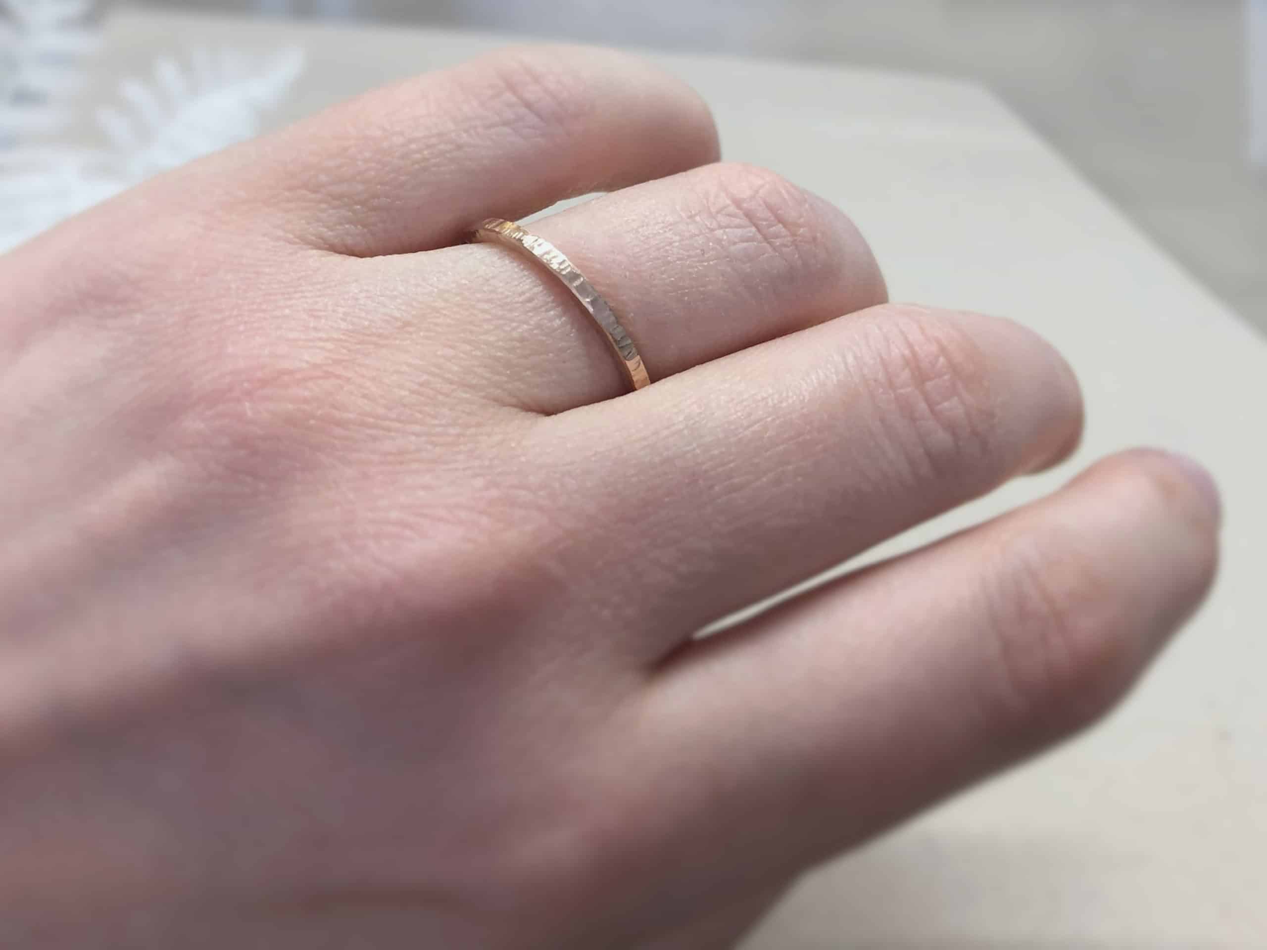 Rotgoldverlobungsring mit Baummuster "Irides 1" 7 Rotgoldring bzw. Verlobungsring mit Baumrindemuster an der Hand Irides