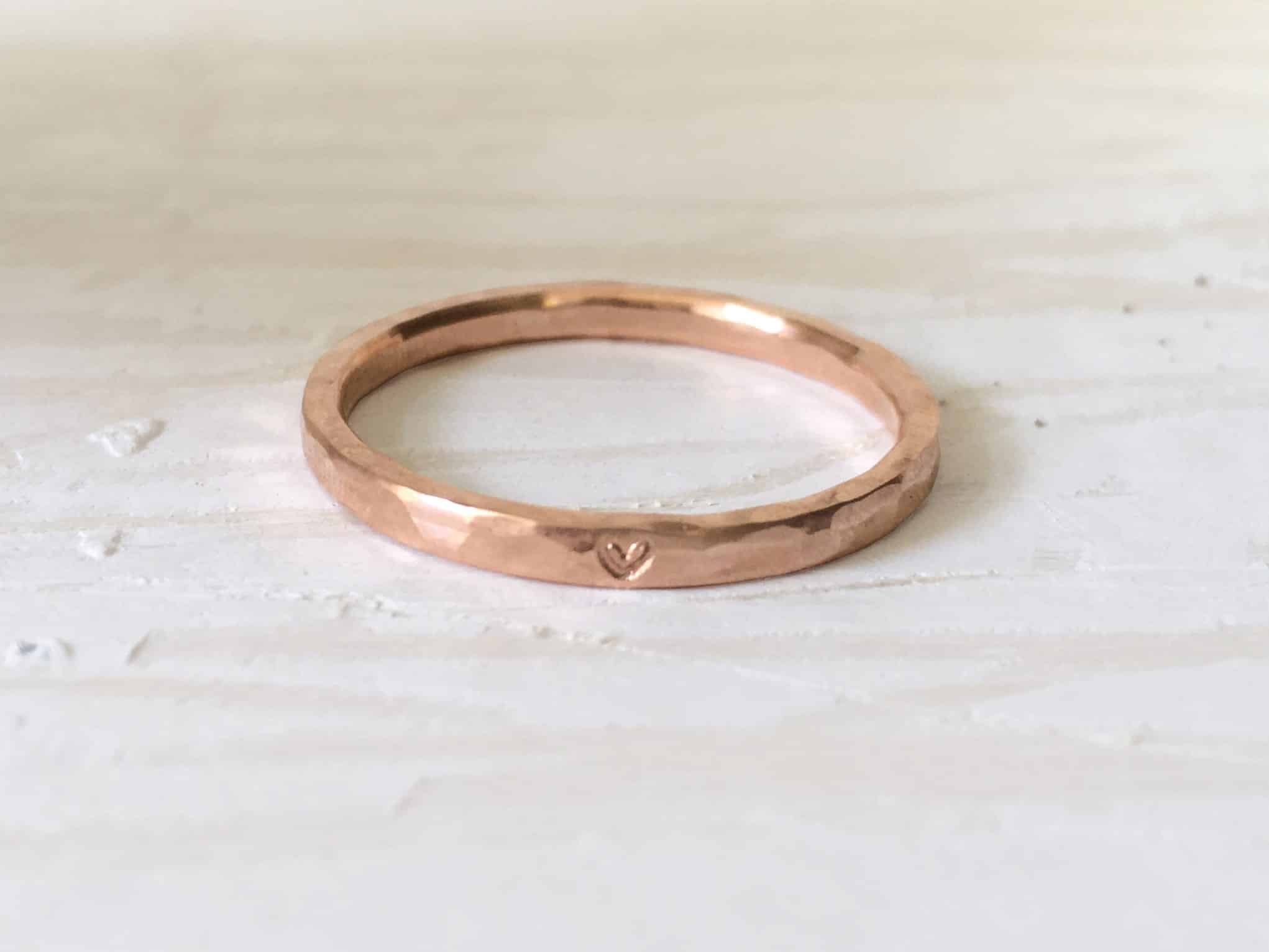 Hammerschlagring aus Rotgold "Eosya" 1 Hammerschlagring aus Rotgold mit Herz Eosya