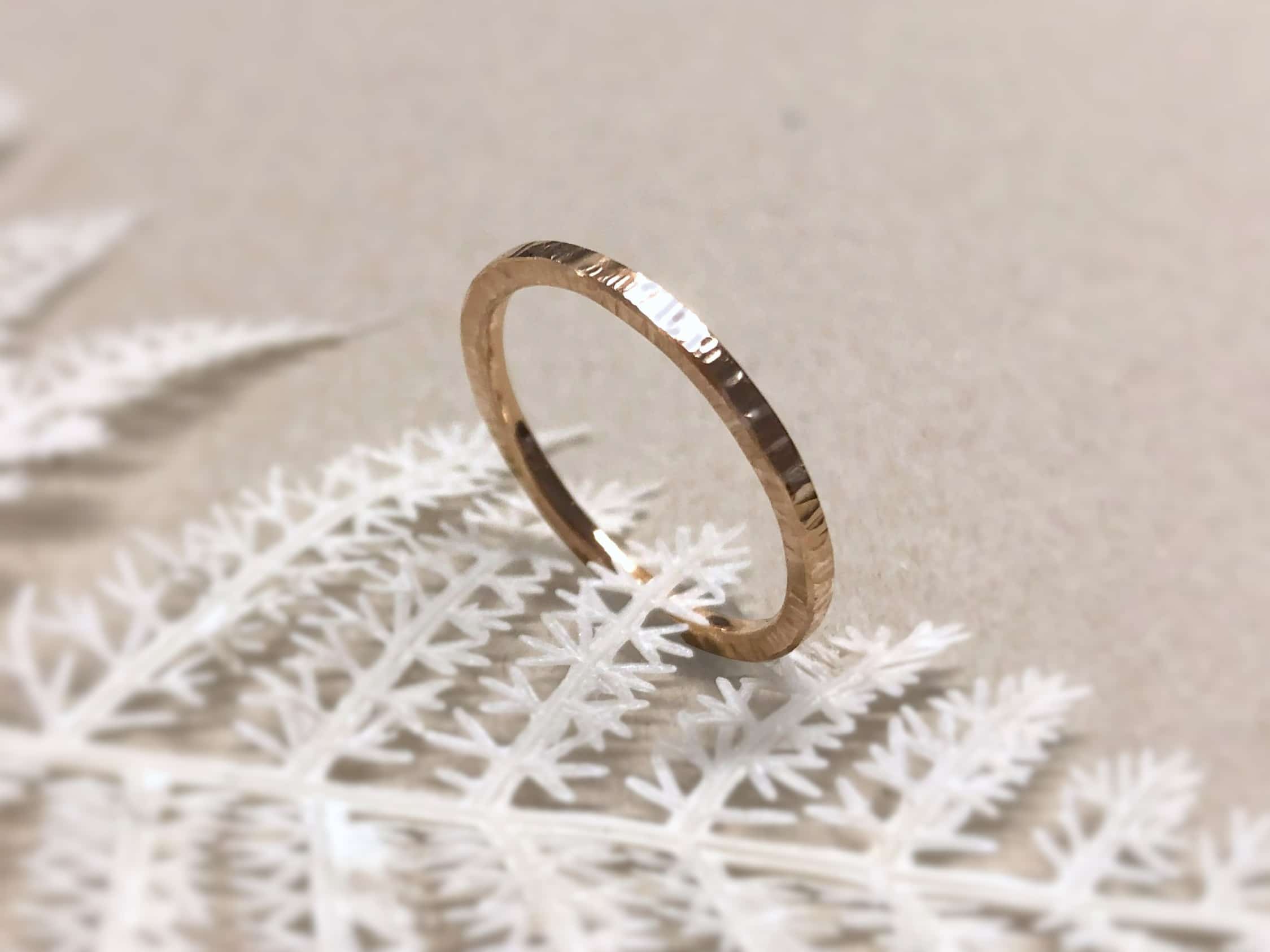 Rotgoldverlobungsring mit Baummuster "Irides 1" 2 Rotgoldverlobungsring mit Baummuster bzw. Kerbenmuster Irides