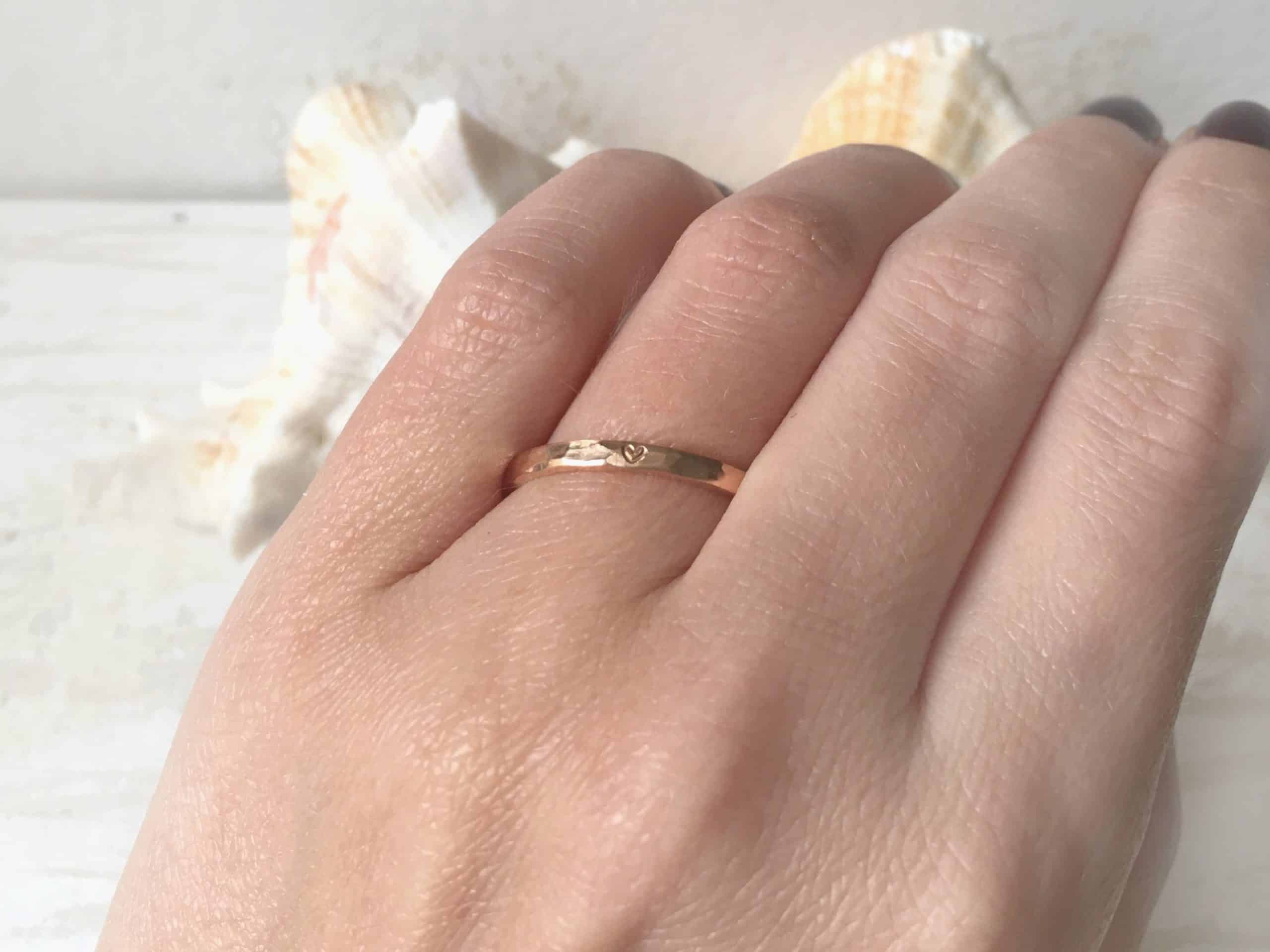 Hammerschlagring aus Rotgold "Eosya" 4 Rotgoldverlobungsring mit Hammerschlag und Herz Eosya auf der Haut an der Hand