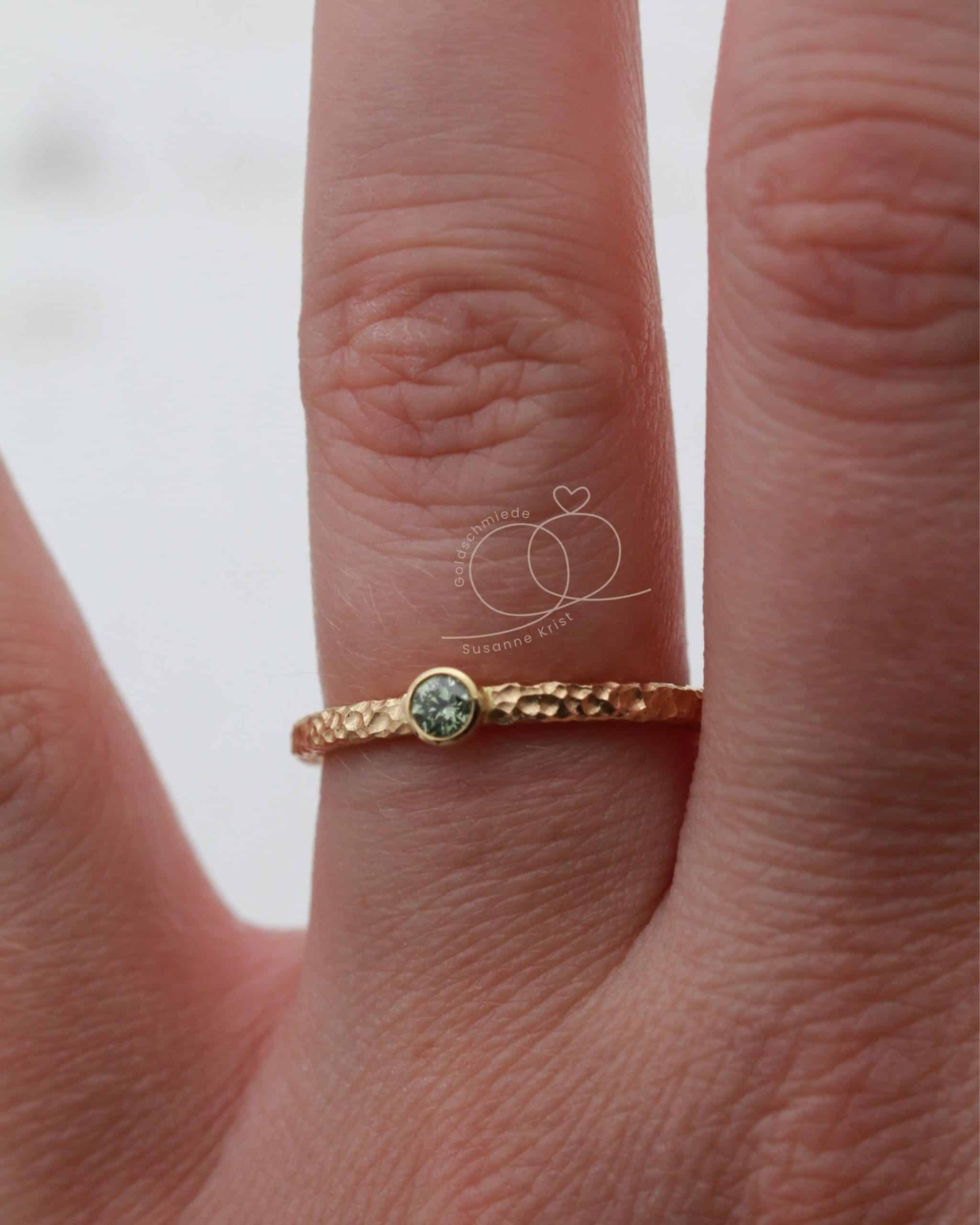 Ring hellgrüner Stein "Linda" 6 Schlichter Verlobungsring hellgrüner Stein Linda vom Goldschmied