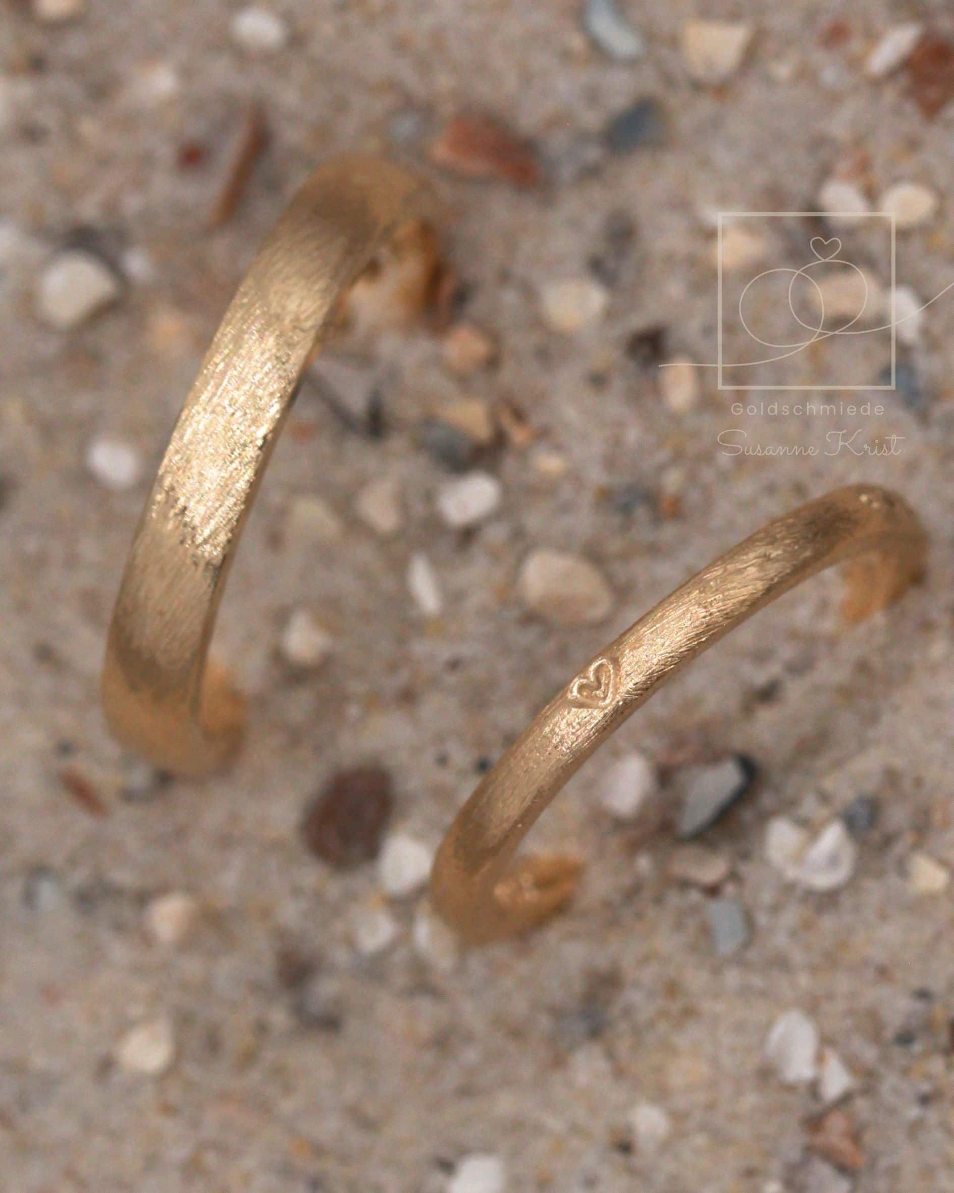 Dünne Trauringe mit Herz "Dünenherz" 7 Schmale und dünne Eheringe mit Herz Dünenherz