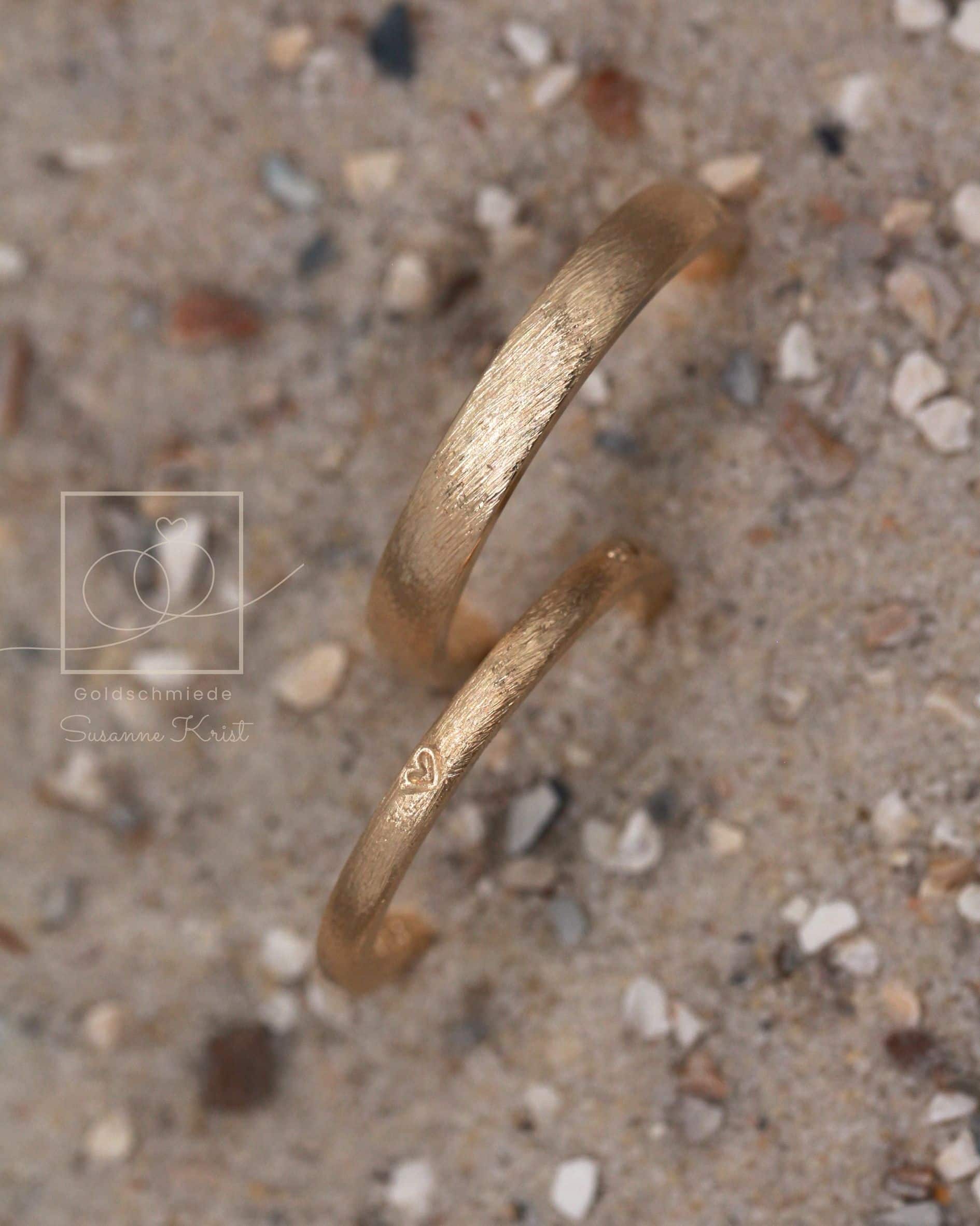 Dünne Trauringe mit Herz "Dünenherz" 8 Schmale dünne Trauringe mit Herz