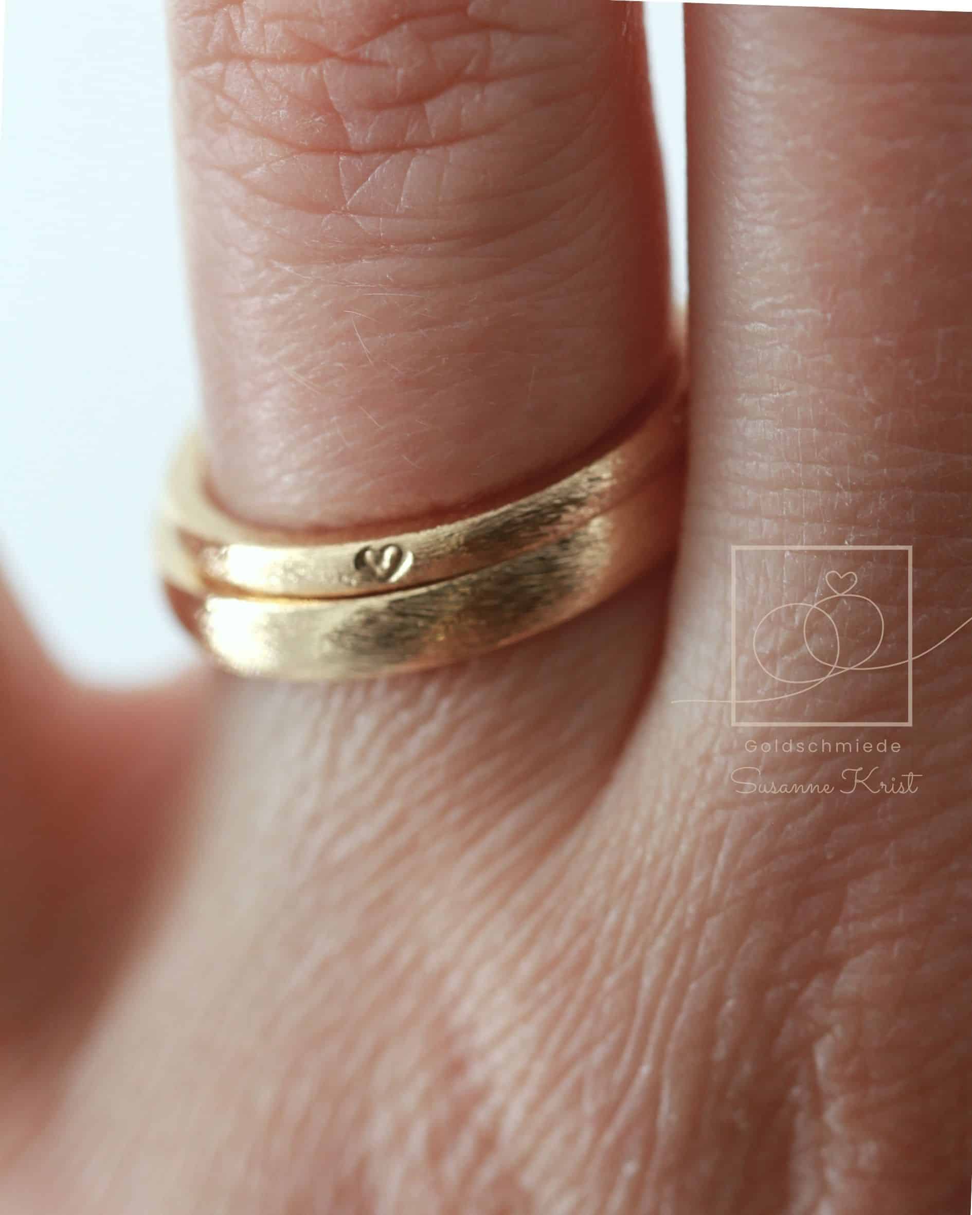 Dünne Trauringe mit Herz "Dünenherz" 9 Schmale Trauringe mit Herz aus Gold Dünenherz