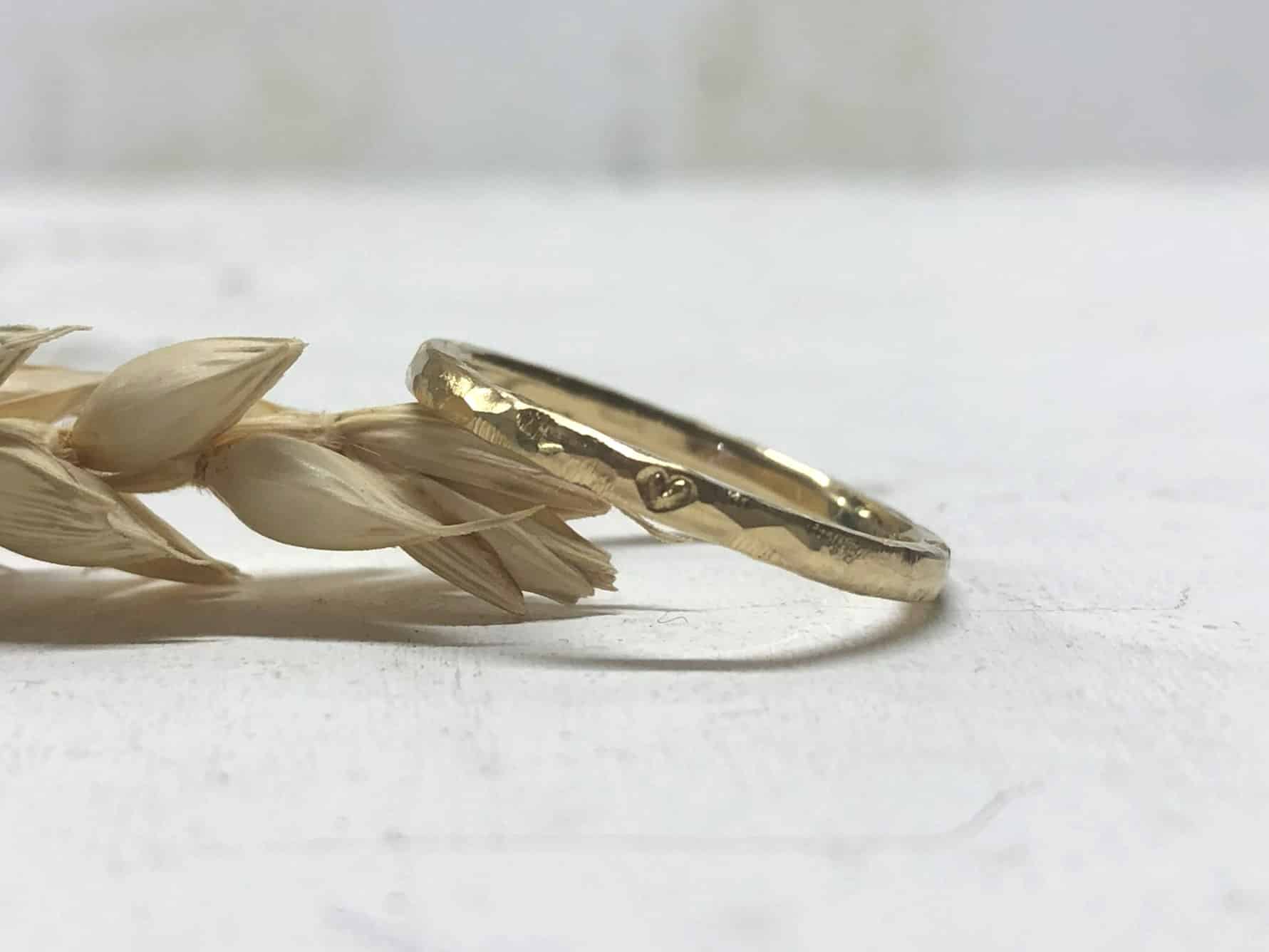 Schmaler Hammerschlagring mit Herz "Aridene" 3 Schmaler Hammerschlagring bzw. Verlobungsring ohne Stein mit Herz Aridene