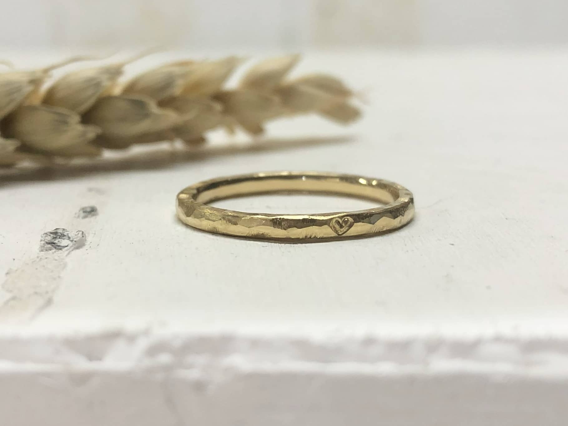 Schmaler Hammerschlagring mit Herz "Aridene" 1 Schmaler Hammerschlagring aus Gold mit Herz Aridene