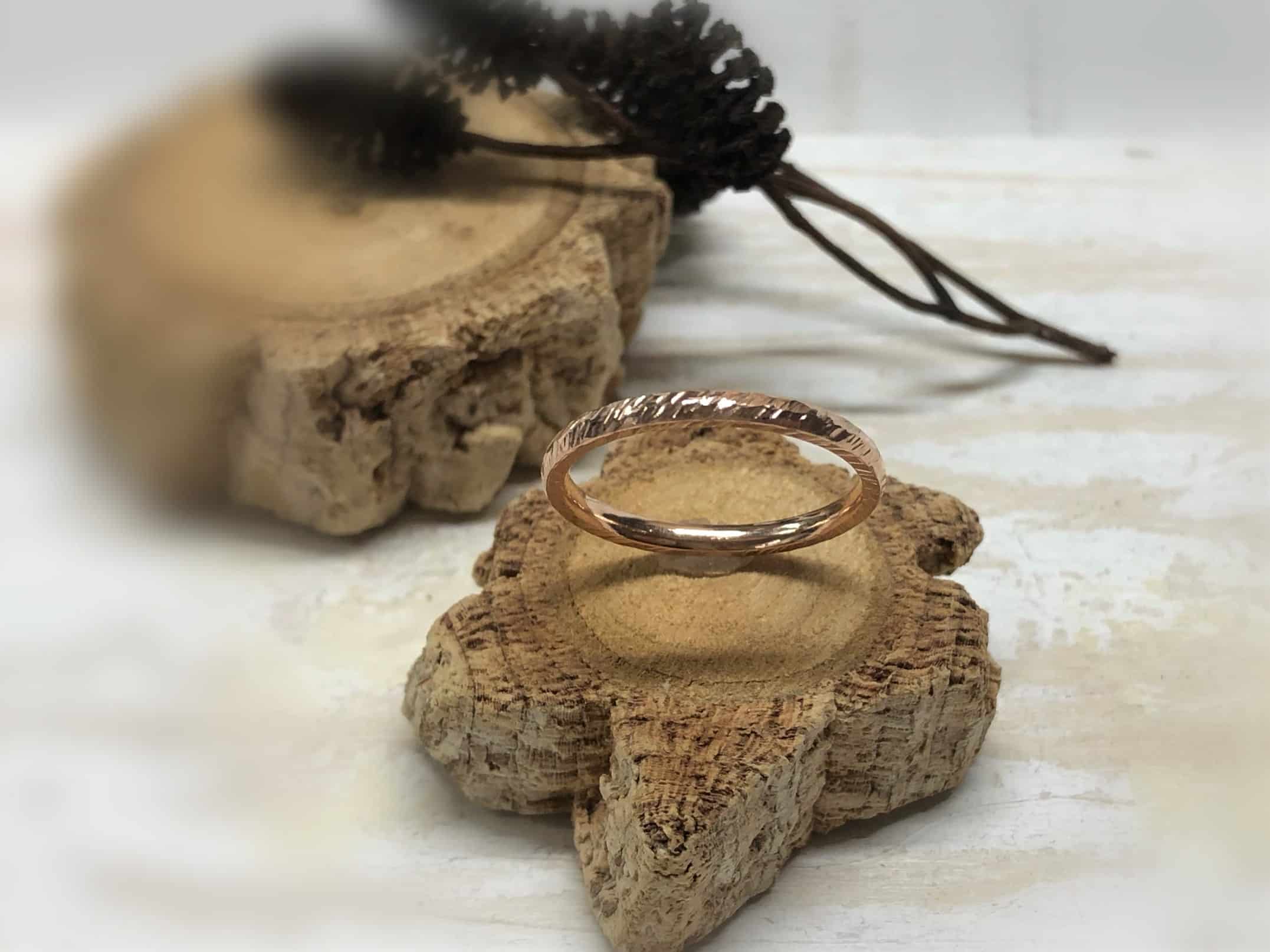 Verlobungsring mit Linien "Carnea" 1 Verlobungsring mit Linien "Carnea"