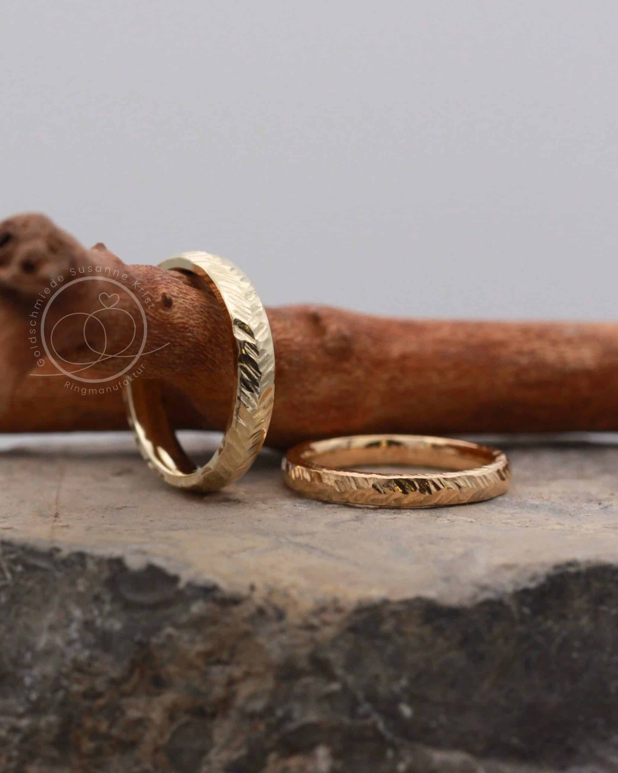 Ringe mit Blattmuster "Blattwerk" 1 Trauringe mit Blattmuster federartig namens Blattwerk